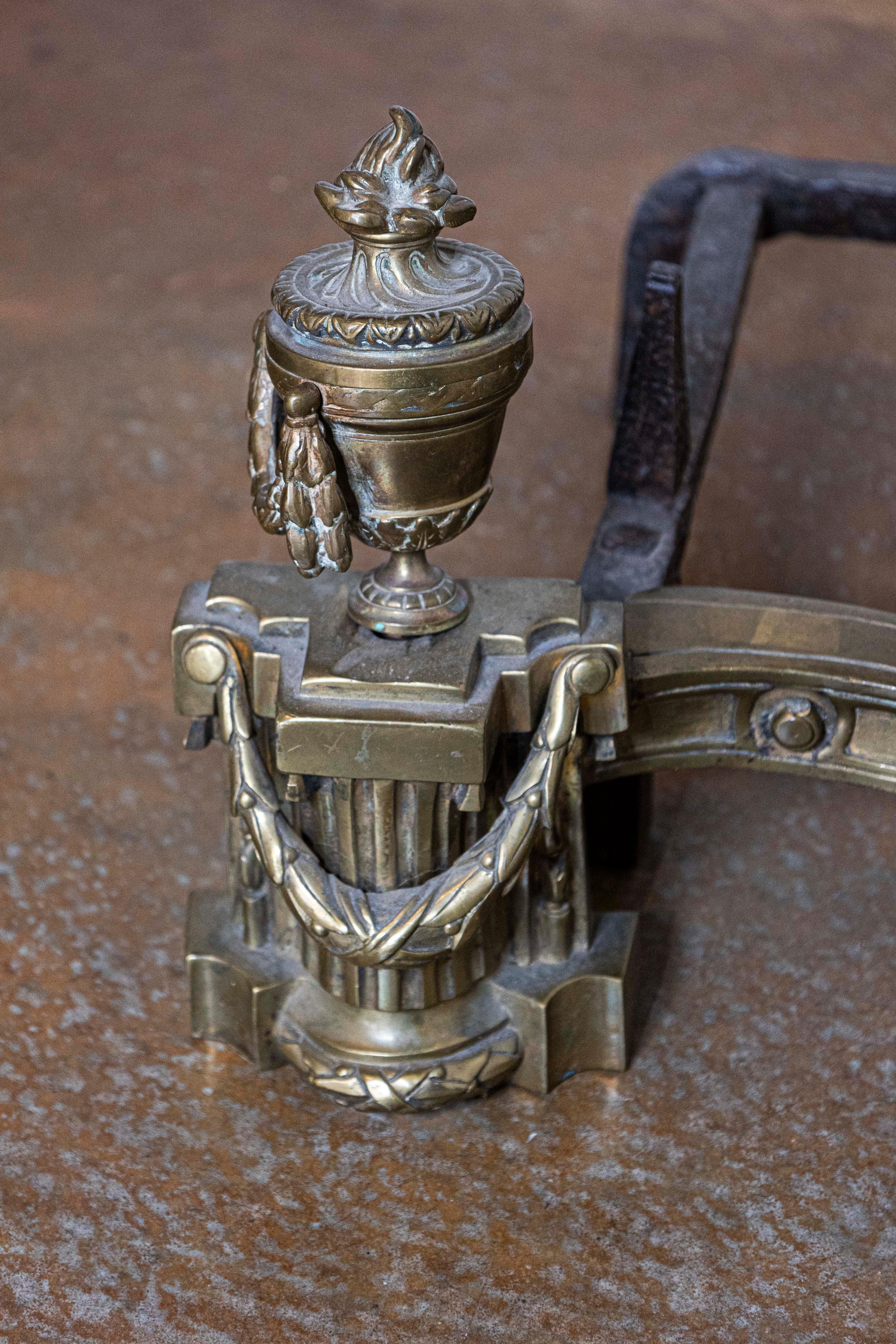 Inglese Coppia di Androni inglesi in ottone in stile neoclassico del 1860 circa, con bracieri per il fuoco in vendita