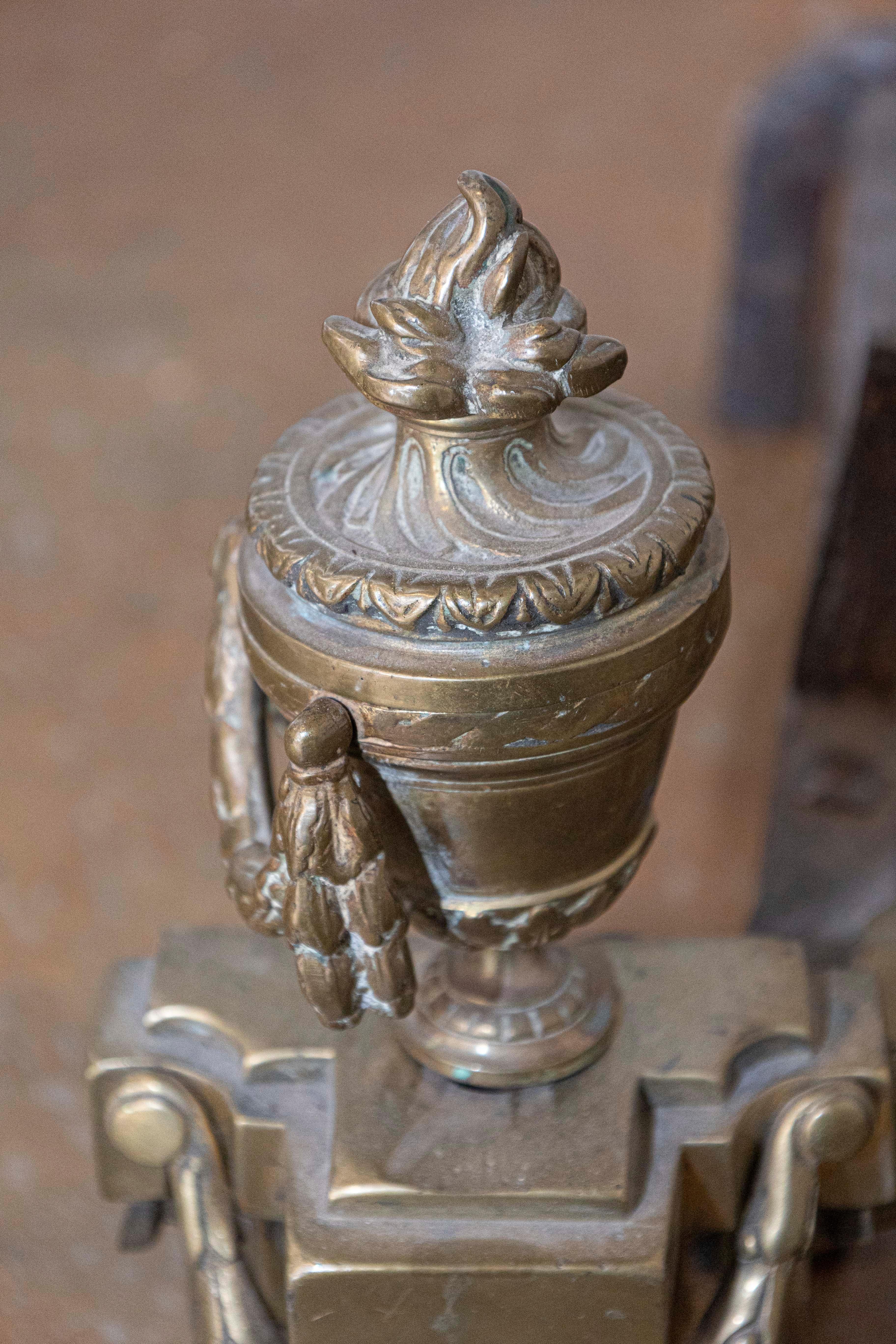 Coppia di Androni inglesi in ottone in stile neoclassico del 1860 circa, con bracieri per il fuoco In condizioni buone in vendita a Atlanta, GA