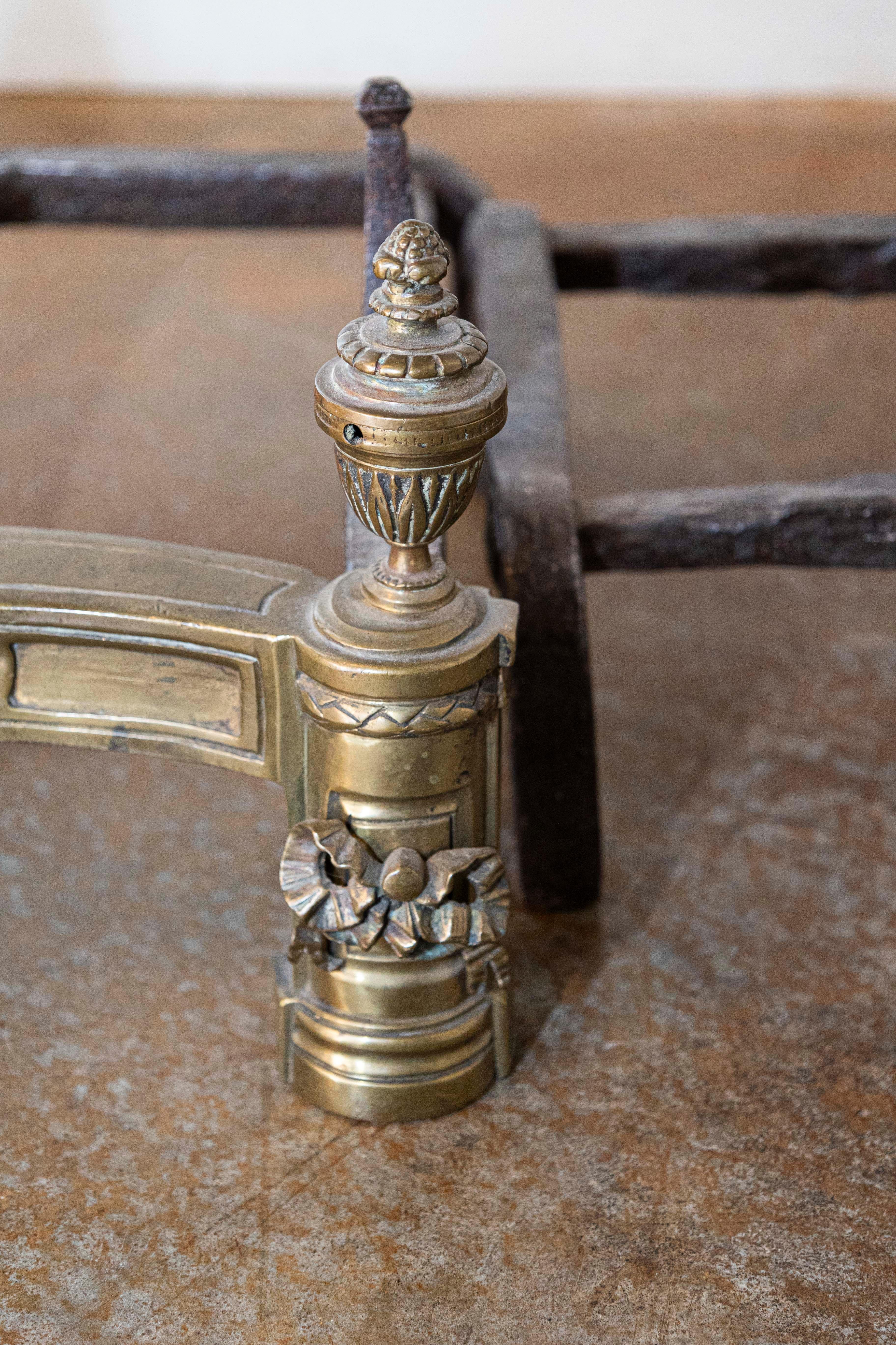 XIX secolo Coppia di Androni inglesi in ottone in stile neoclassico del 1860 circa, con bracieri per il fuoco in vendita