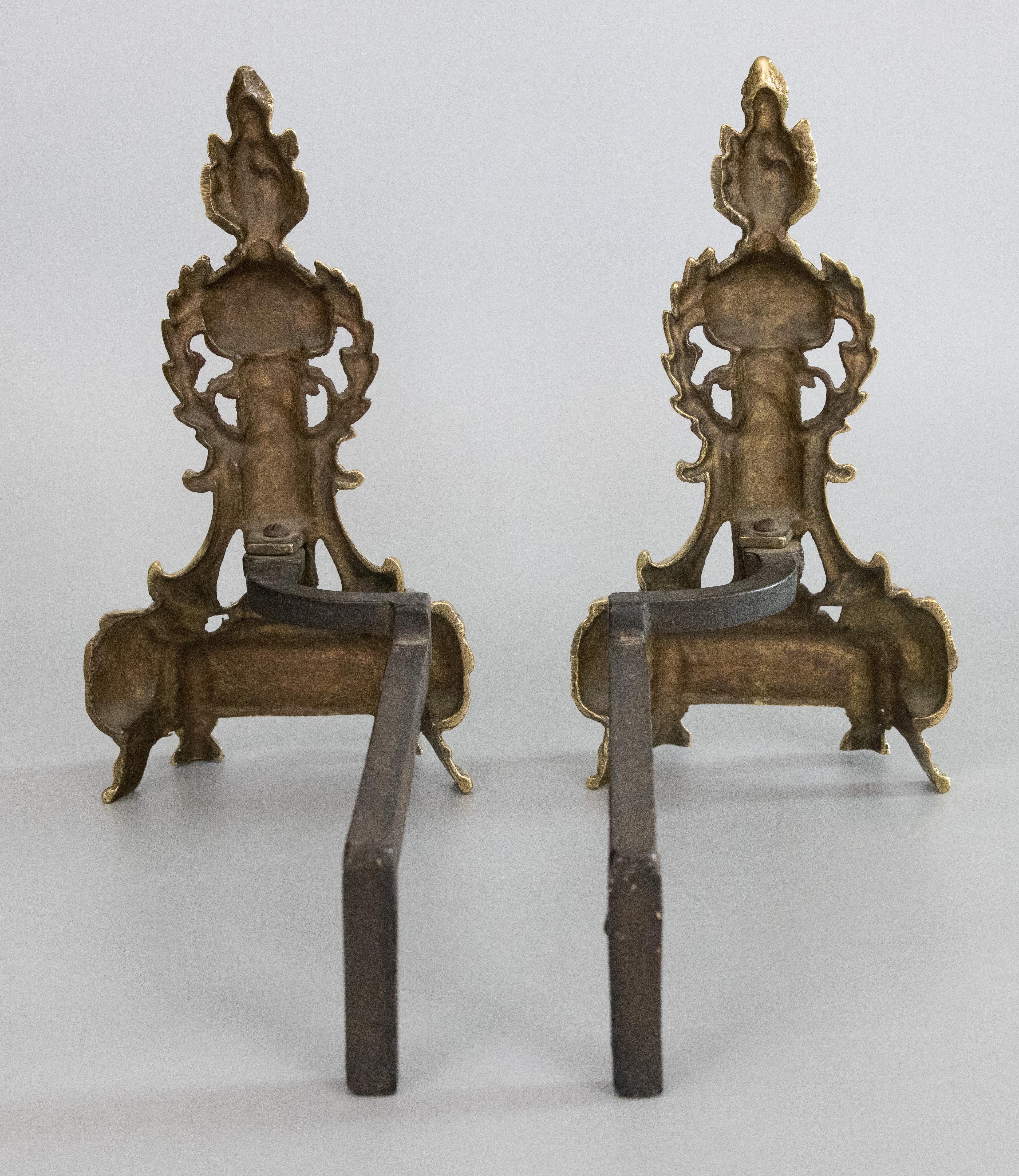 Early 20th Century Pair of English Neoclassical Style Brass Andirons, Circa 1900 For Sale