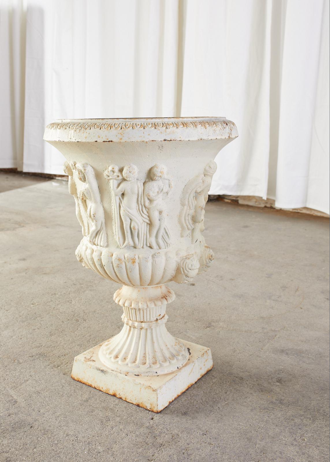 Paire d'urnes de jardin en fer de style néoclassique anglais en vente 6