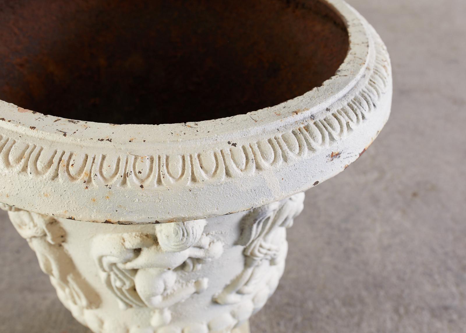 Moulage Paire d'urnes de jardin en fer de style néoclassique anglais en vente