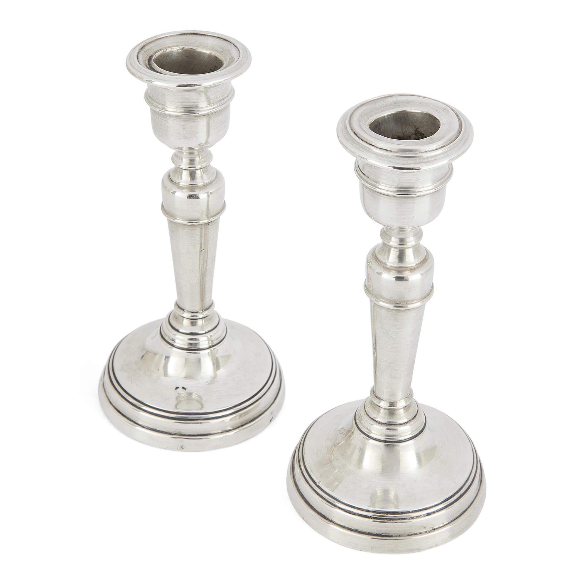 Neoclassico Coppia di candelieri d'argento in stile neoclassico inglese di Edward Barnard & Sons in vendita