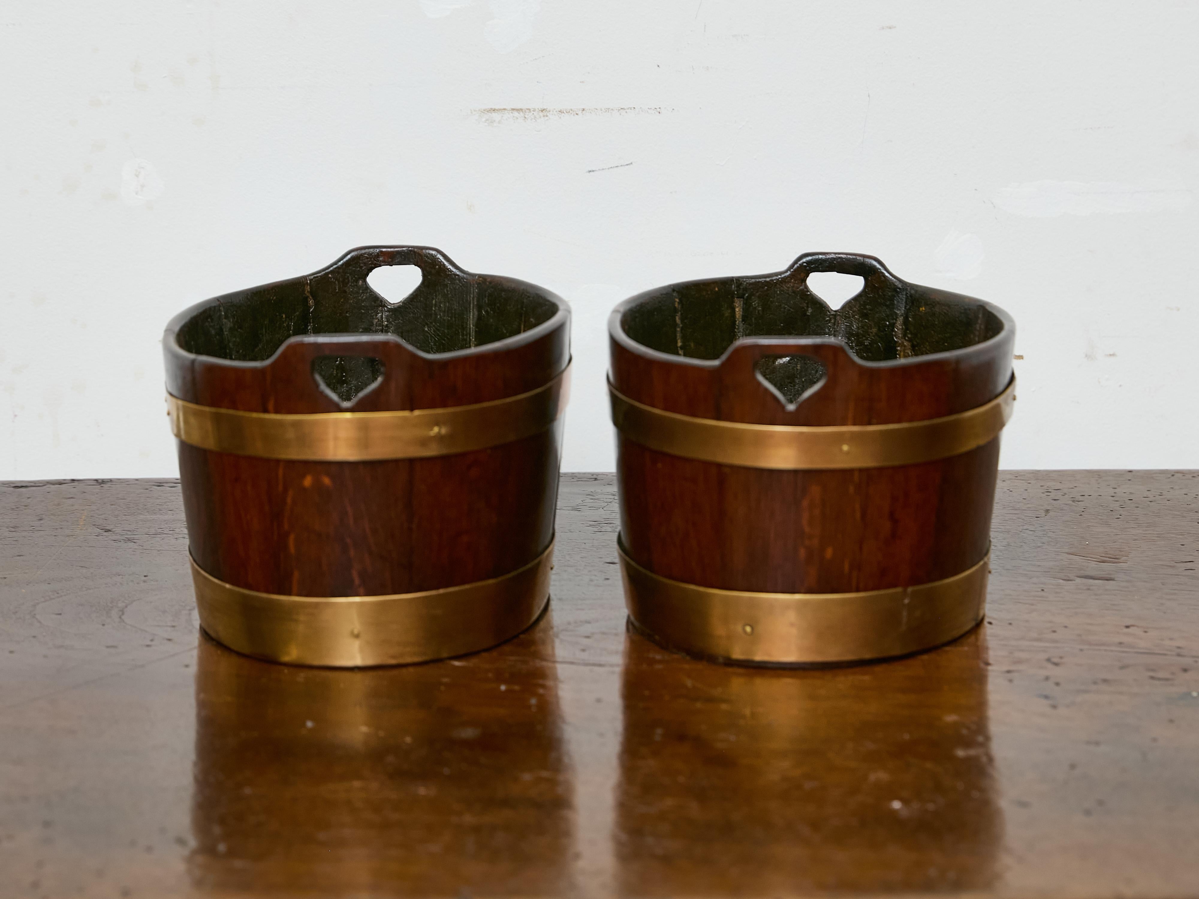 Inglese Coppia di secchi ovali in Oak e ottone con manici in vendita