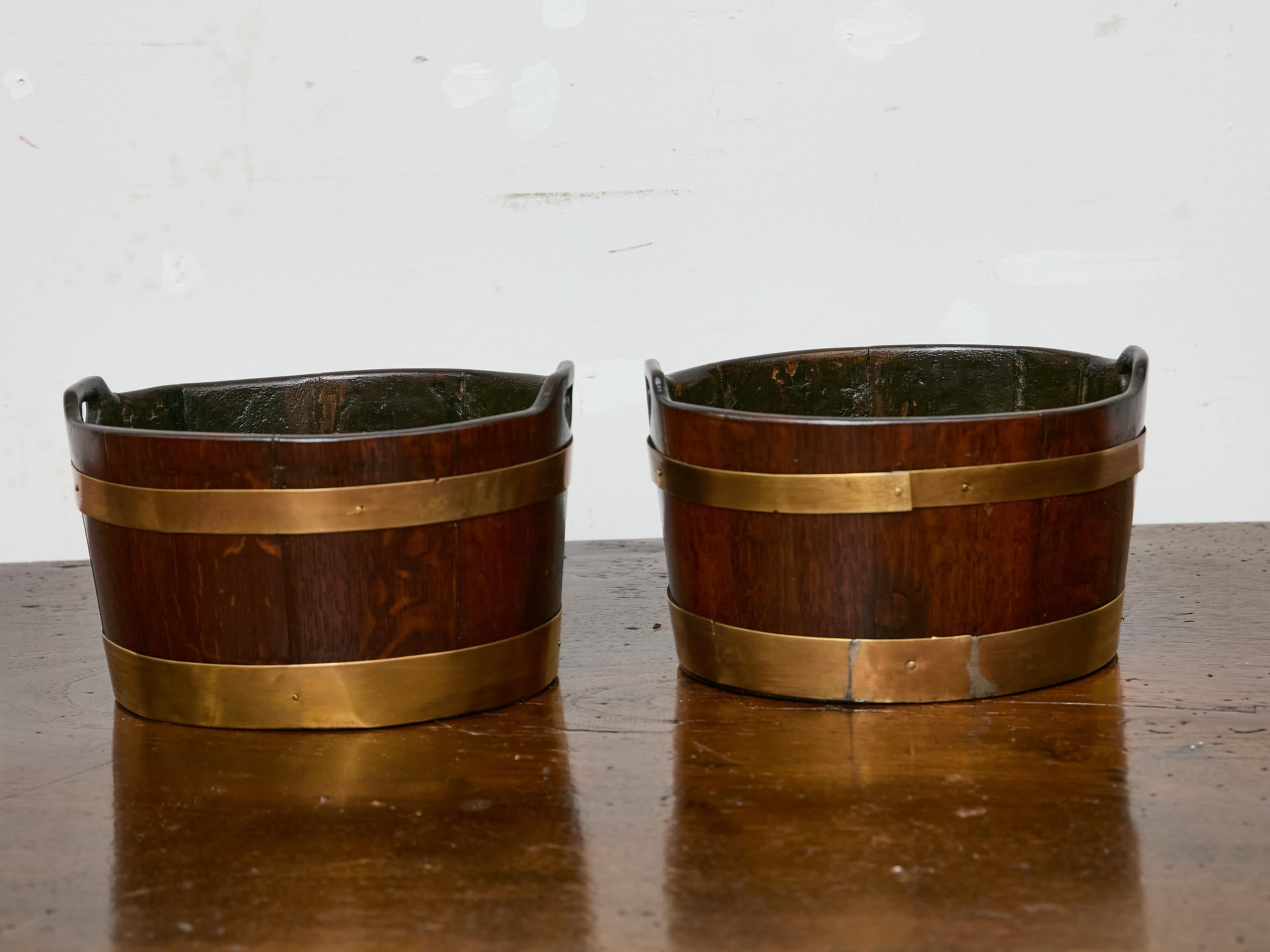Coppia di secchi ovali in Oak e ottone con manici In condizioni buone in vendita a Atlanta, GA