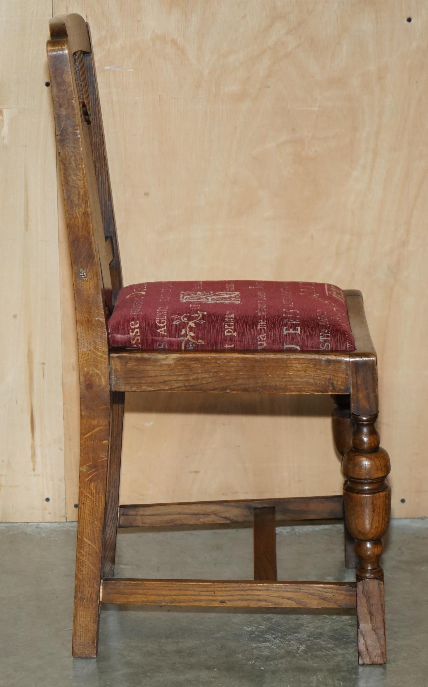 paire de chaises d'entrée art déco en chêne anglais avec assise en tissu LATIN incrusté en vente 3