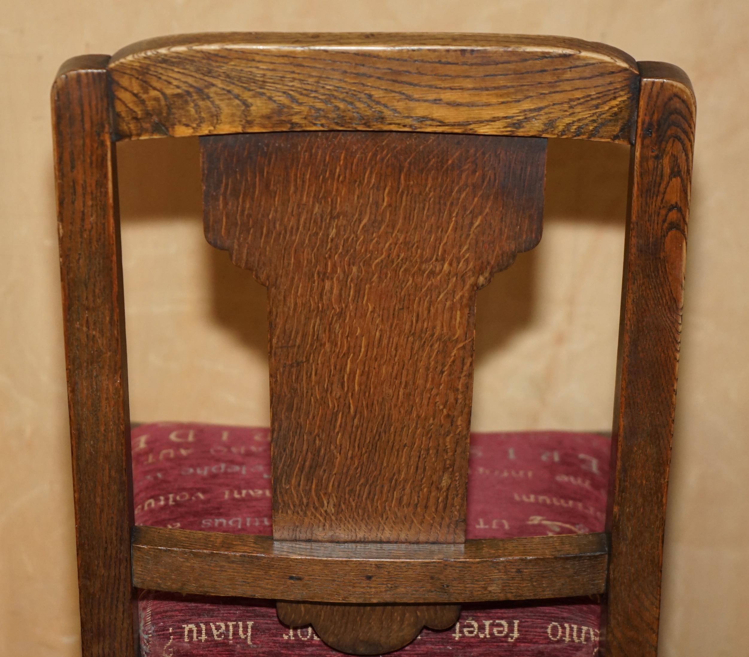 paire de chaises d'entrée art déco en chêne anglais avec assise en tissu LATIN incrusté en vente 6