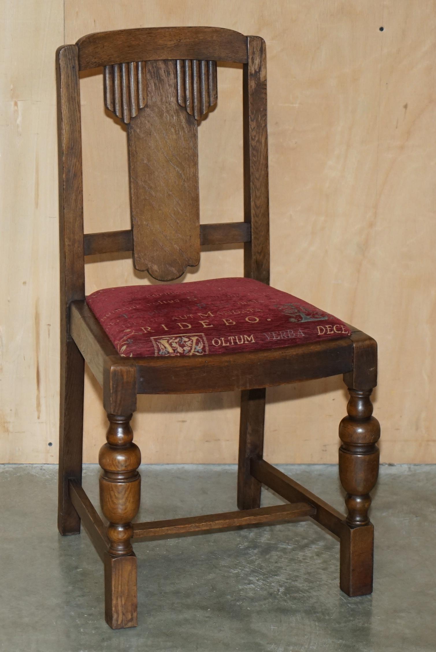 paire de chaises d'entrée art déco en chêne anglais avec assise en tissu LATIN incrusté en vente 7
