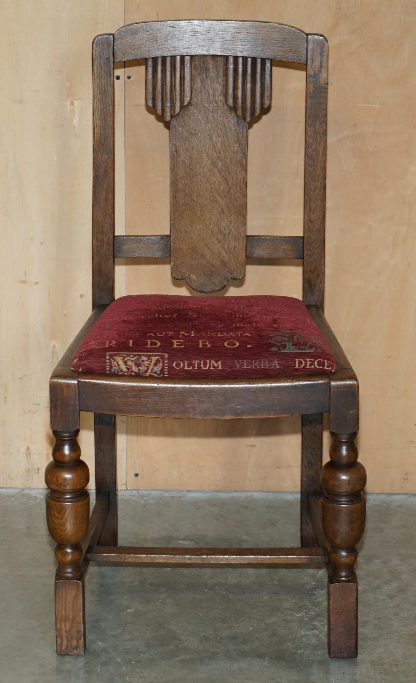 paire de chaises d'entrée art déco en chêne anglais avec assise en tissu LATIN incrusté en vente 8