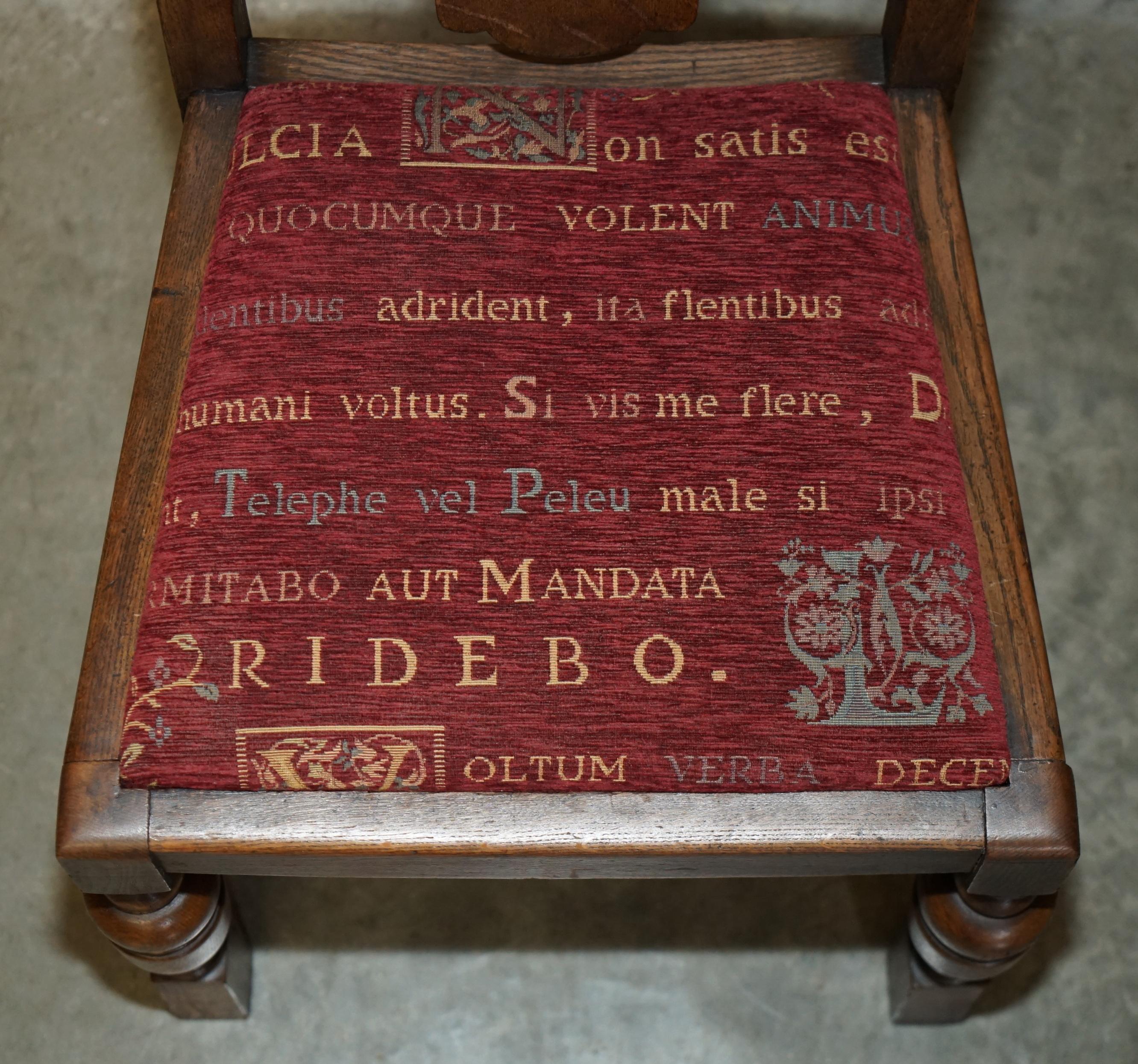 paire de chaises d'entrée art déco en chêne anglais avec assise en tissu LATIN incrusté en vente 10