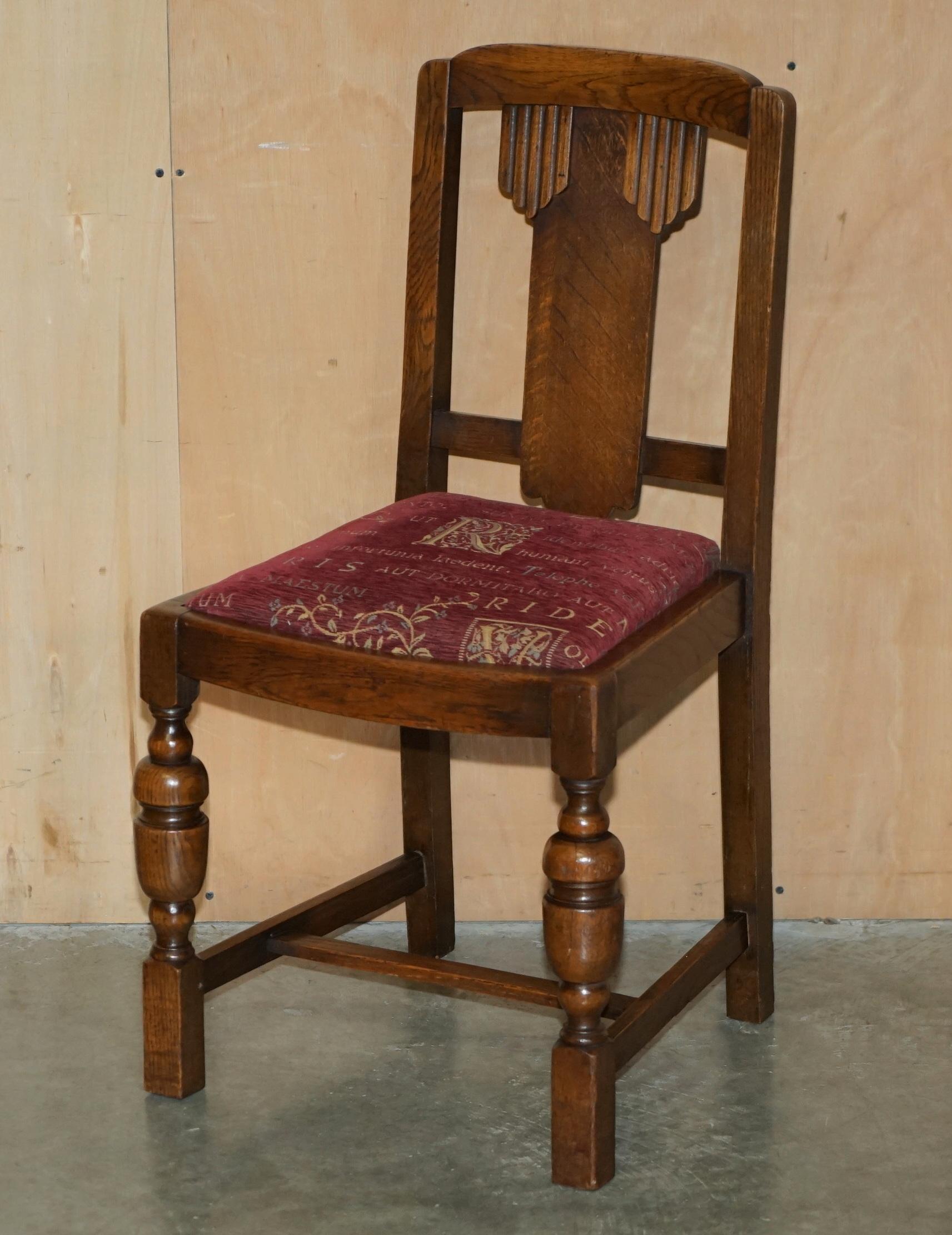 Royal House Antiques

The House Antiques a le plaisir d'offrir à la vente cette paire de chaises de hall en chêne anglais Art déco des années 1930, avec une tapisserie portant une inscription latine. 

Veuillez noter que les frais de livraison