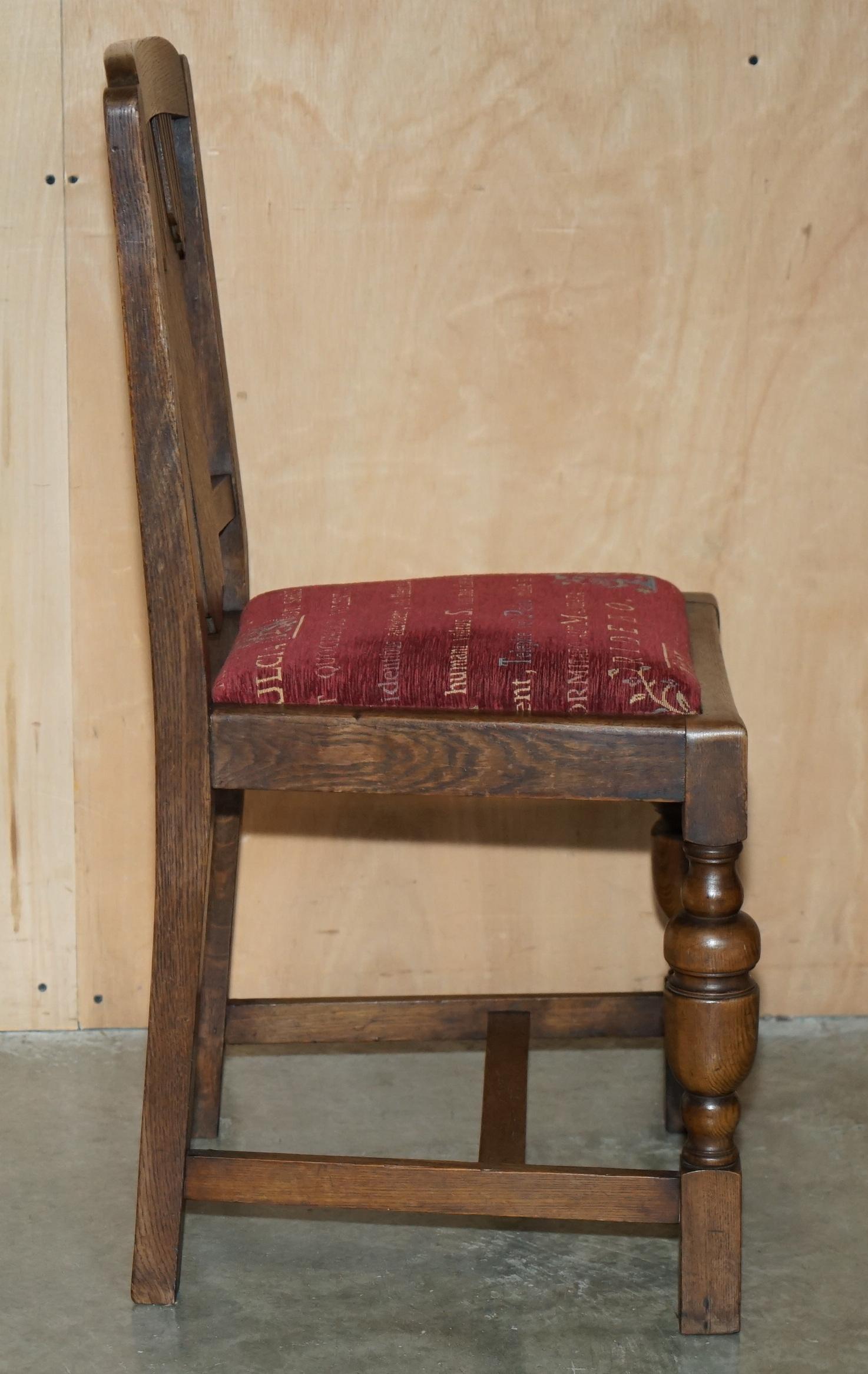 paire de chaises d'entrée art déco en chêne anglais avec assise en tissu LATIN incrusté en vente 12