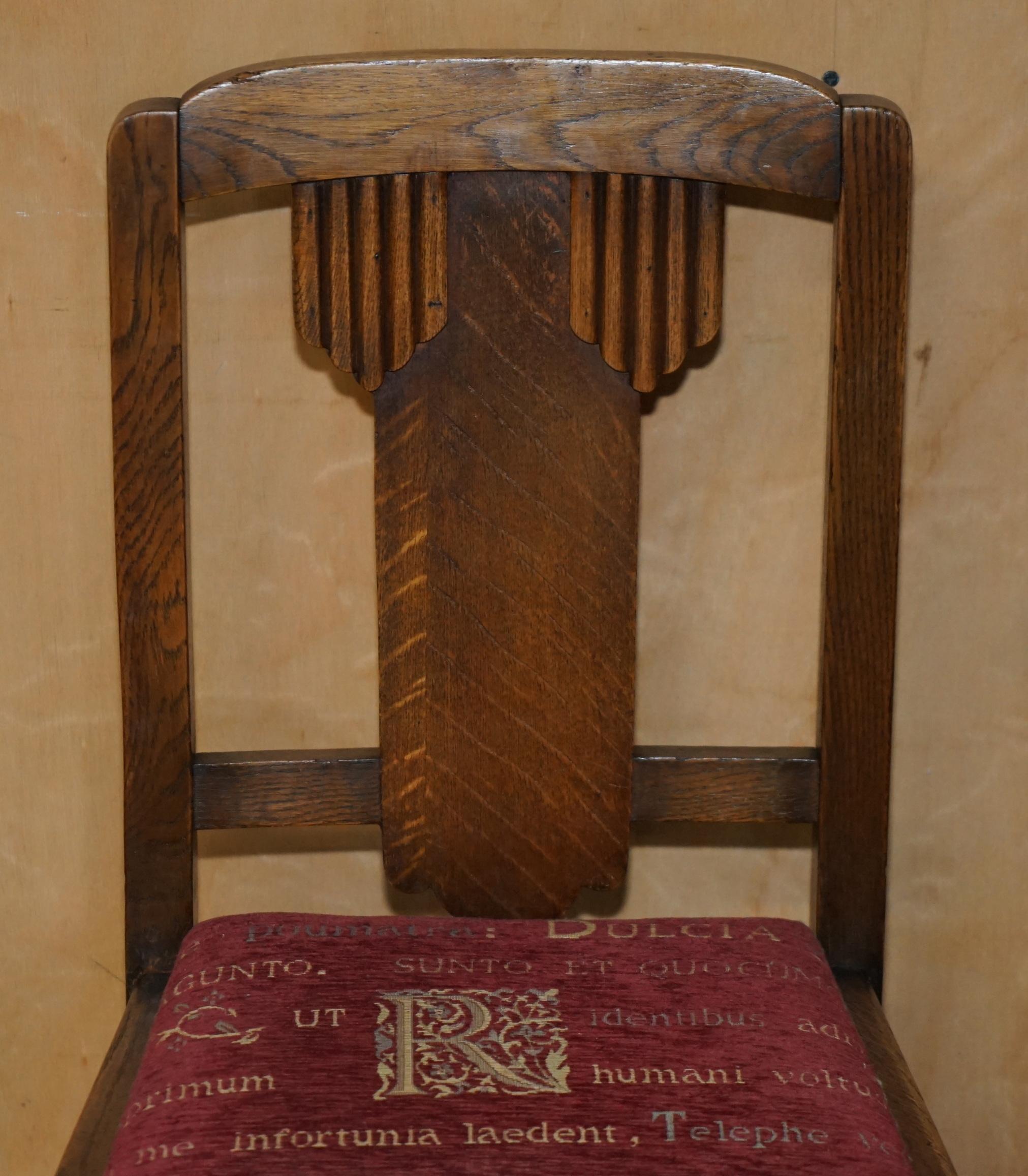 Anglais paire de chaises d'entrée art déco en chêne anglais avec assise en tissu LATIN incrusté en vente
