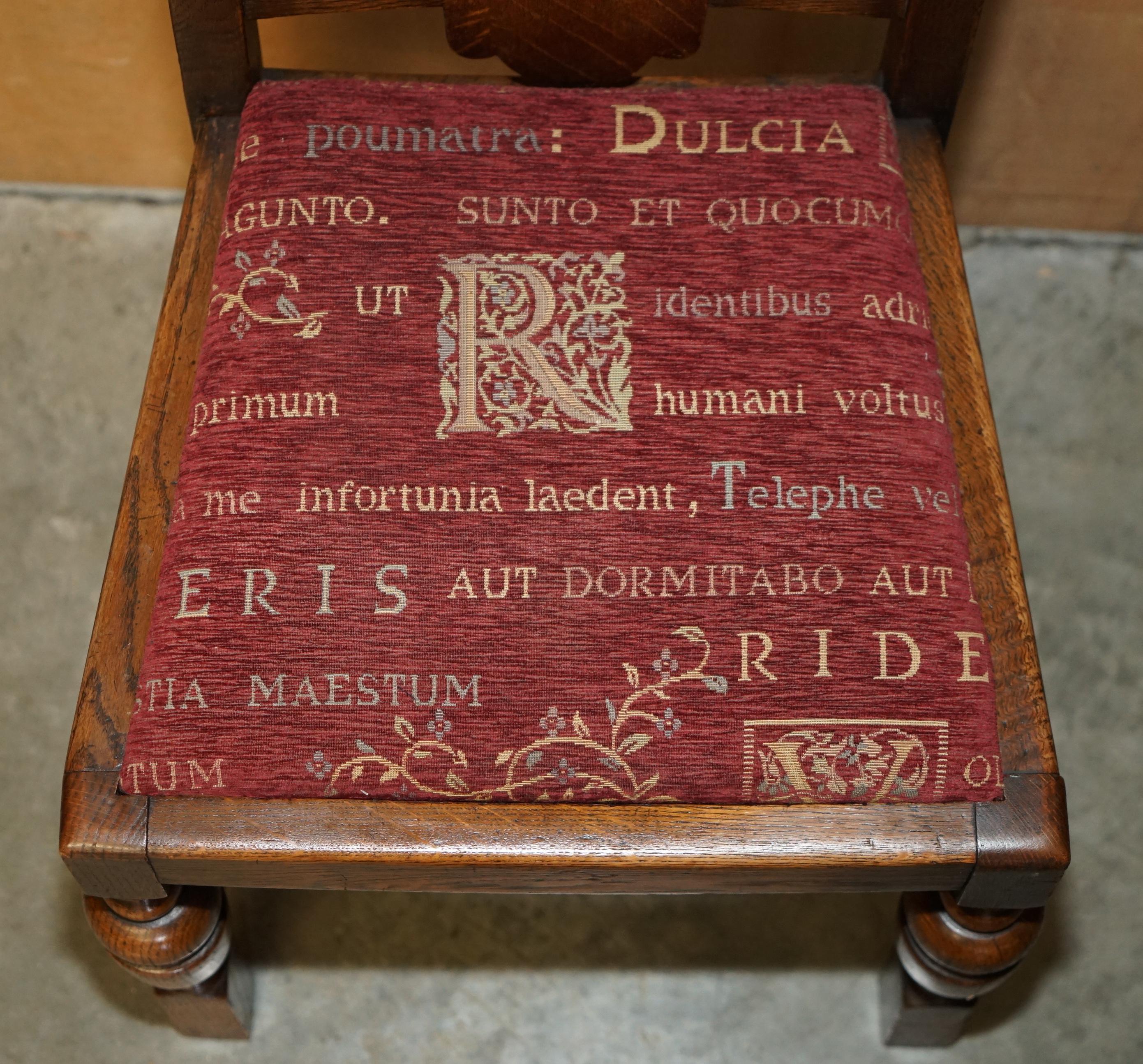 Milieu du XXe siècle paire de chaises d'entrée art déco en chêne anglais avec assise en tissu LATIN incrusté en vente