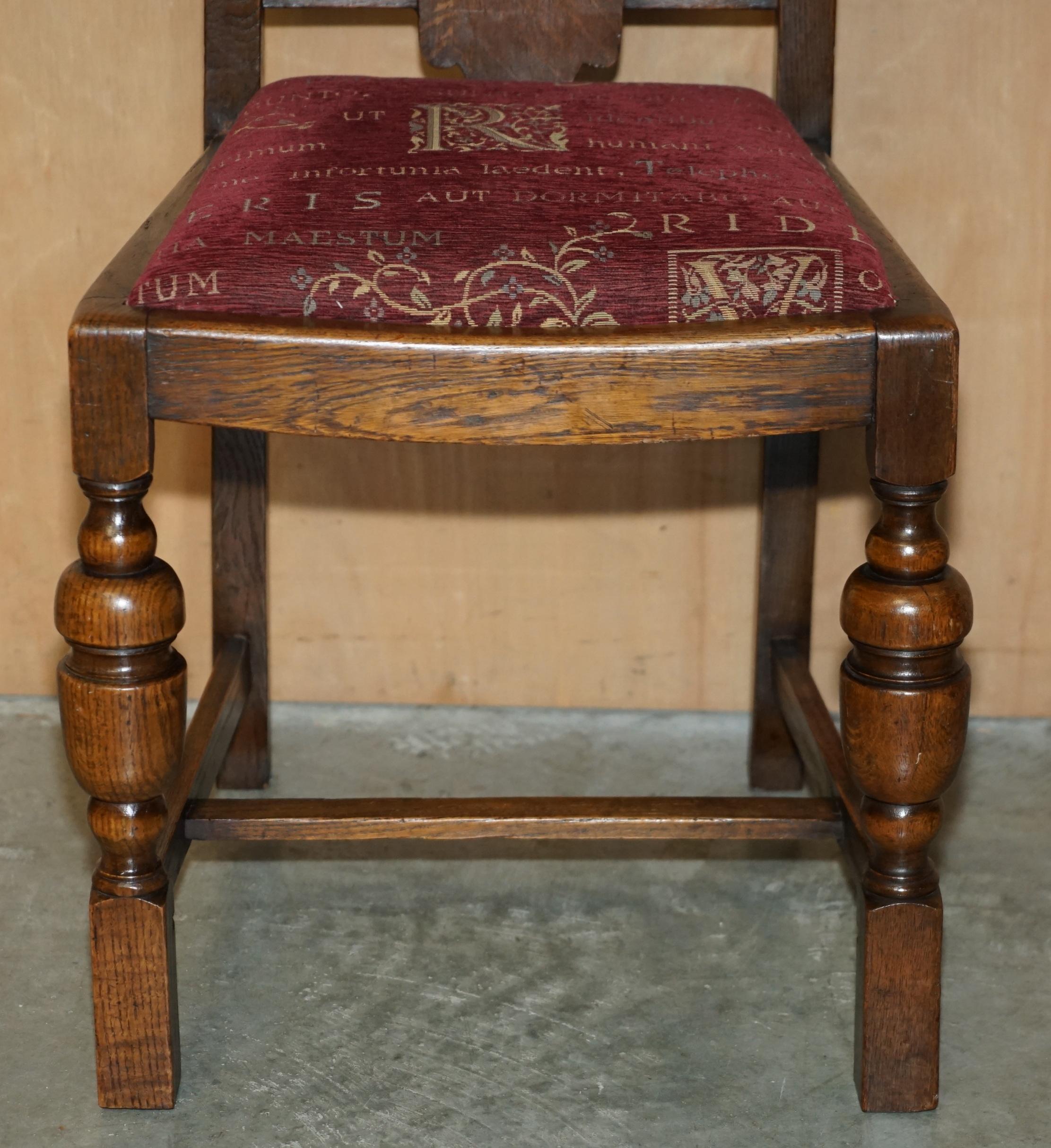 Tissu d'ameublement paire de chaises d'entrée art déco en chêne anglais avec assise en tissu LATIN incrusté en vente