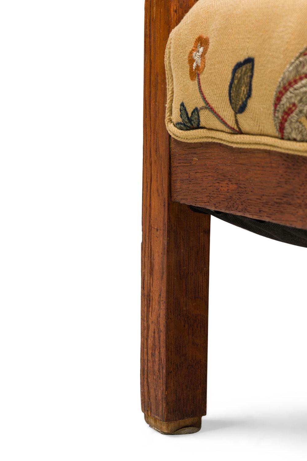 Paire de fauteuils en chêne de style Arts & Crafts tapissés de fleurs en vente 3