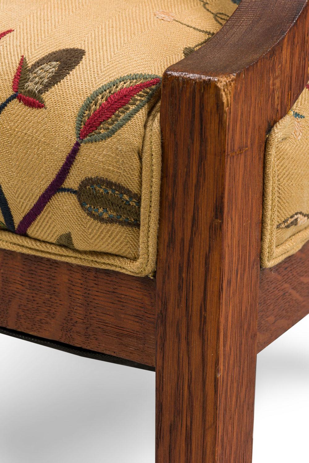 Paire de fauteuils en chêne de style Arts & Crafts tapissés de fleurs en vente 4