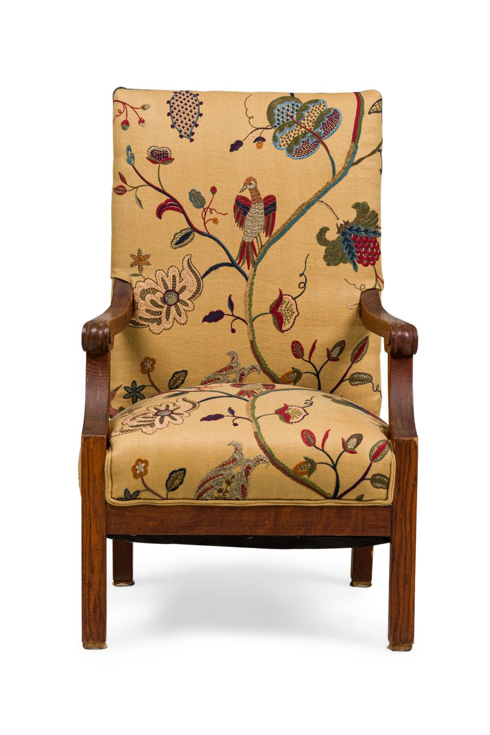 PAIRE de fauteuils en chêne de style Arts & Crafts avec un haut dossier carré et une assise et un dossier tapissés d'un motif floral beige de branches avec des oiseaux (PRIX POUR LA PAIRE)