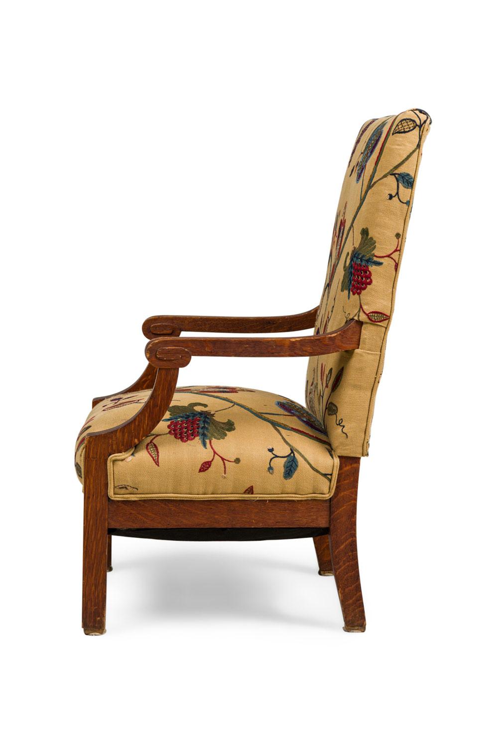 Britannique Paire de fauteuils en chêne de style Arts & Crafts tapissés de fleurs en vente