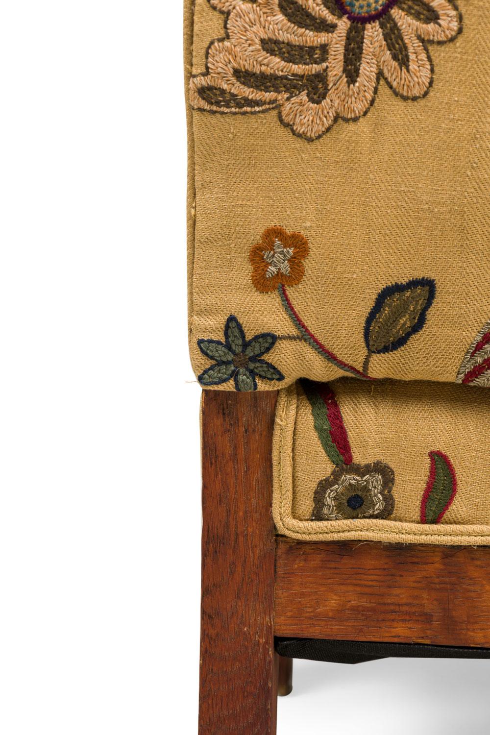 Chêne Paire de fauteuils en chêne de style Arts & Crafts tapissés de fleurs en vente