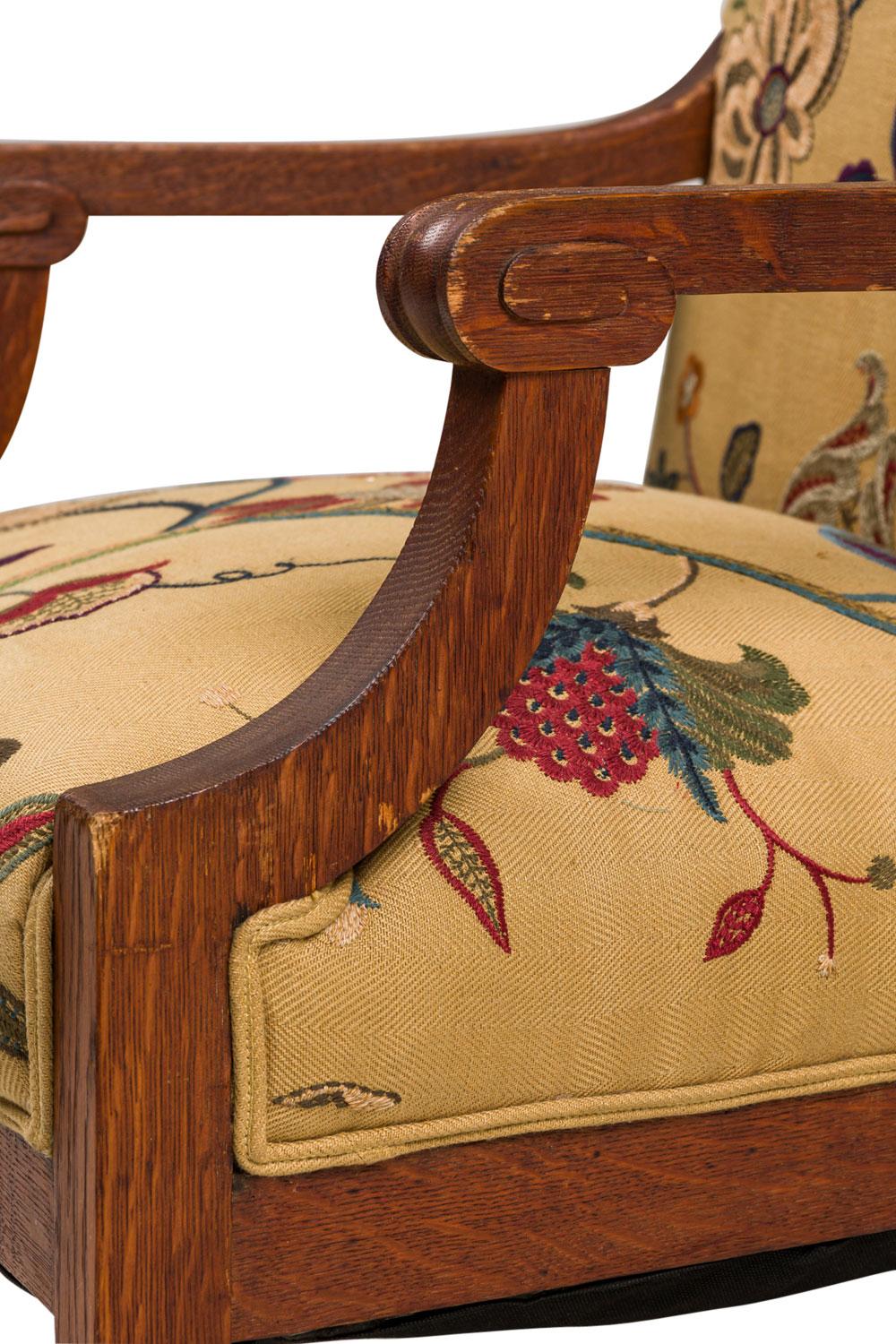 Paire de fauteuils en chêne de style Arts & Crafts tapissés de fleurs en vente 1