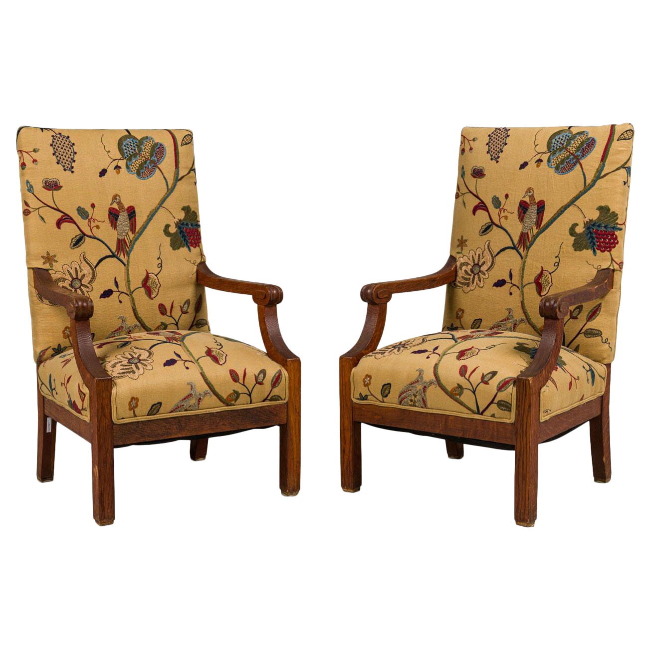 Paire de fauteuils en chêne de style Arts 
Crafts tapissés de fleurs