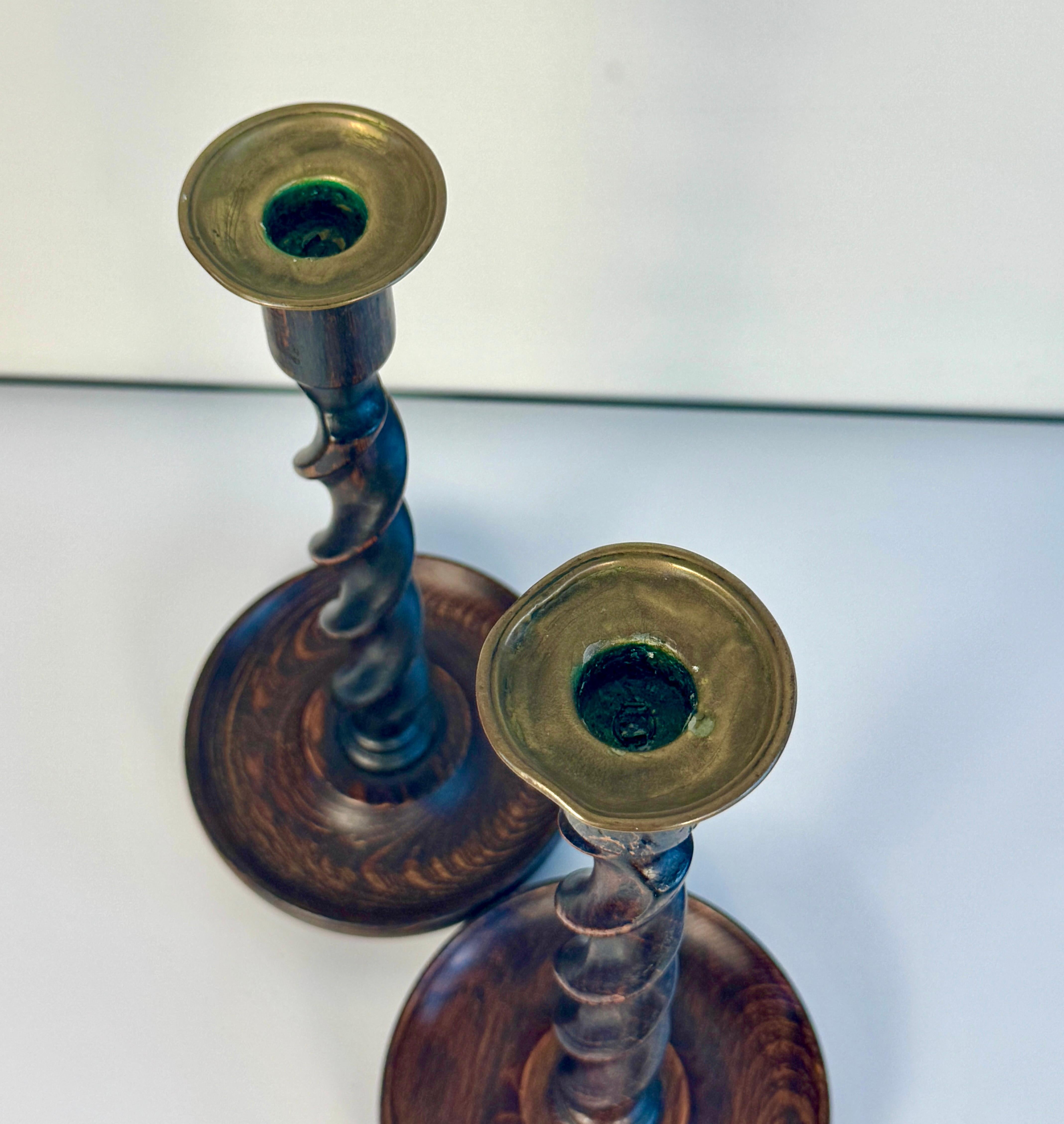 Inglese Coppia di candelieri inglesi Barley Twist in Oak in vendita