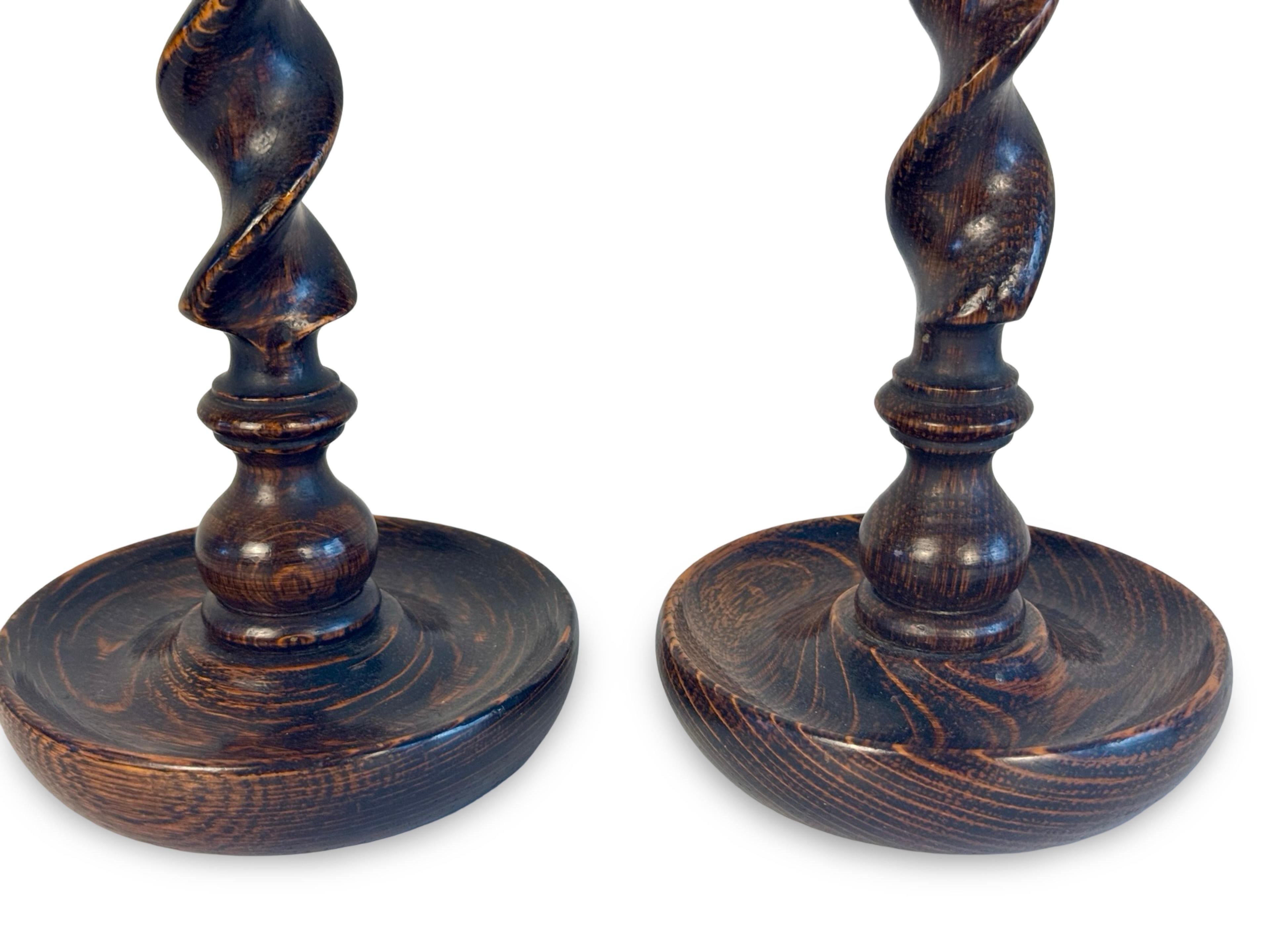 Inglese Coppia di candelieri inglesi Barley Twist in Oak in vendita