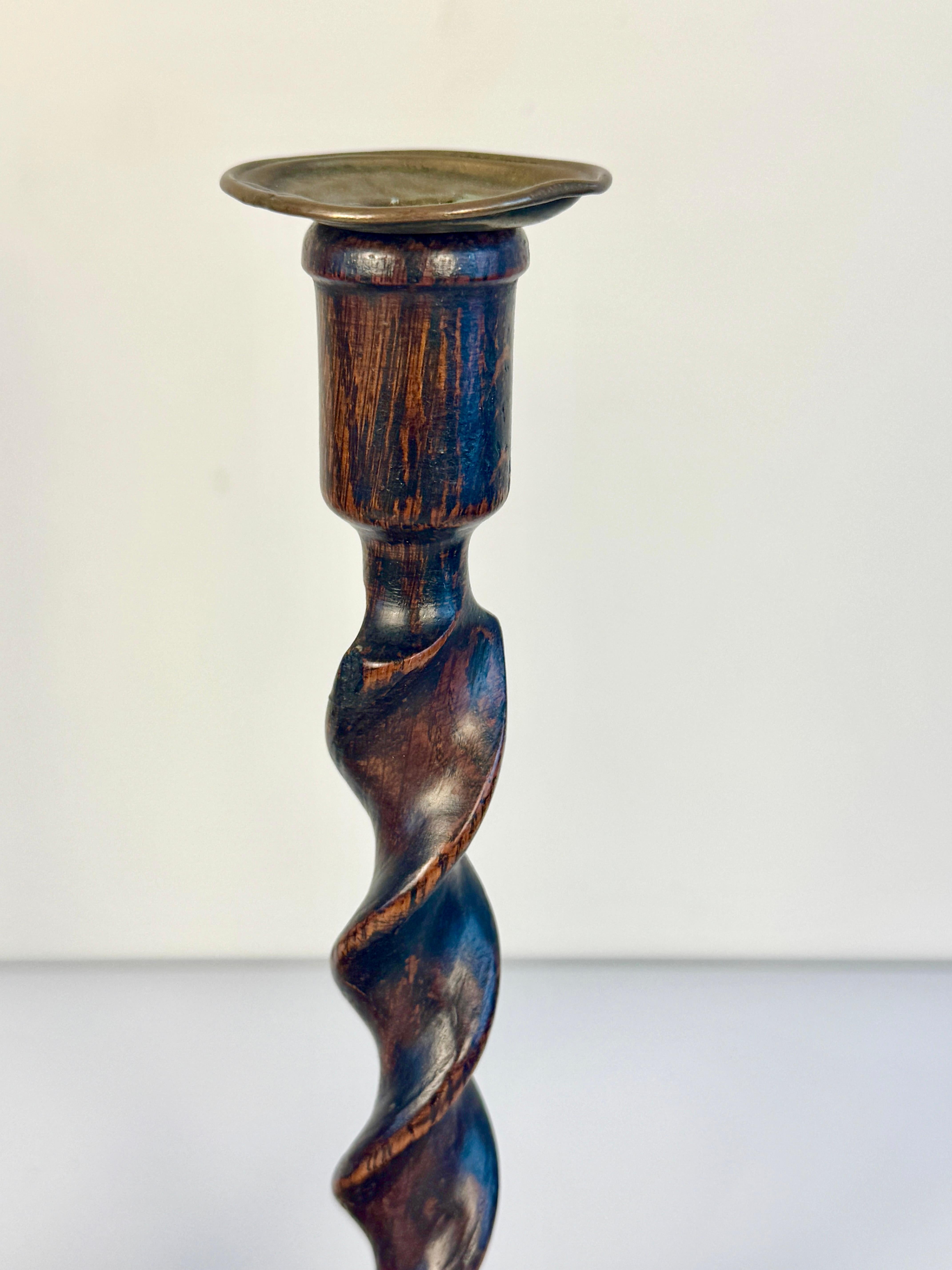Tornito Coppia di candelieri inglesi Barley Twist in Oak in vendita
