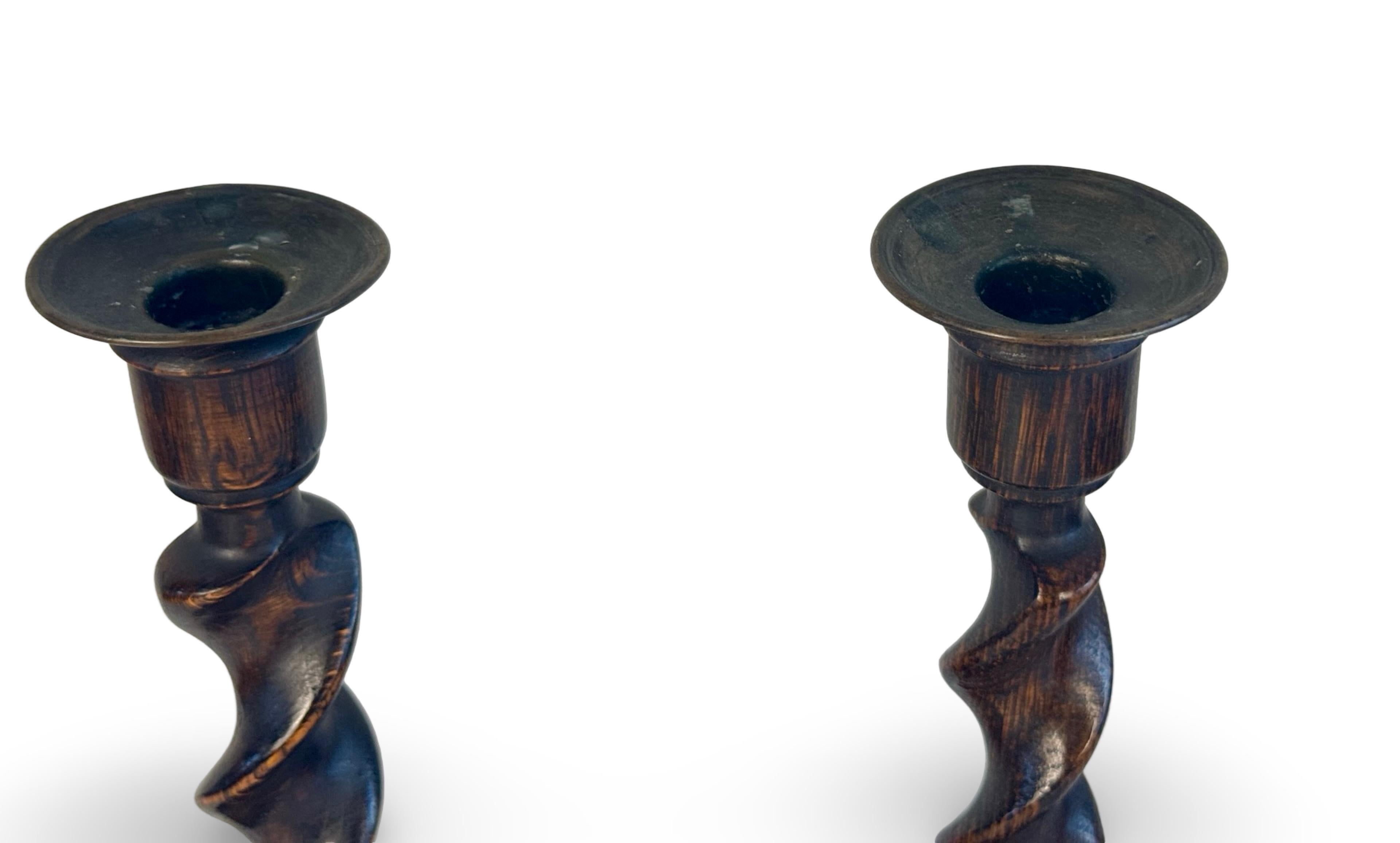 Tornito Coppia di candelieri inglesi Barley Twist in Oak in vendita