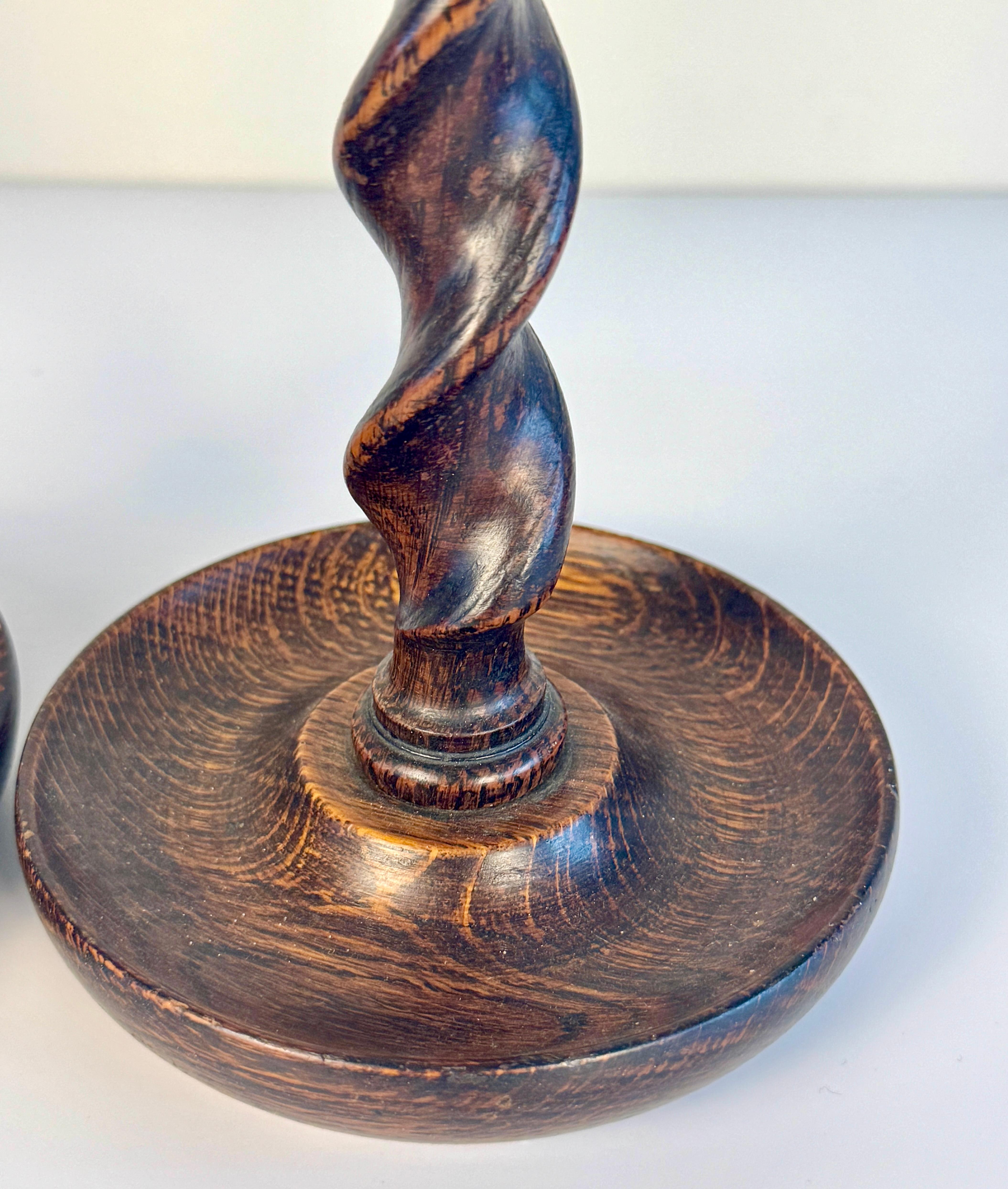 Coppia di candelieri inglesi Barley Twist in Oak In condizioni discrete in vendita a Philadelphia, PA