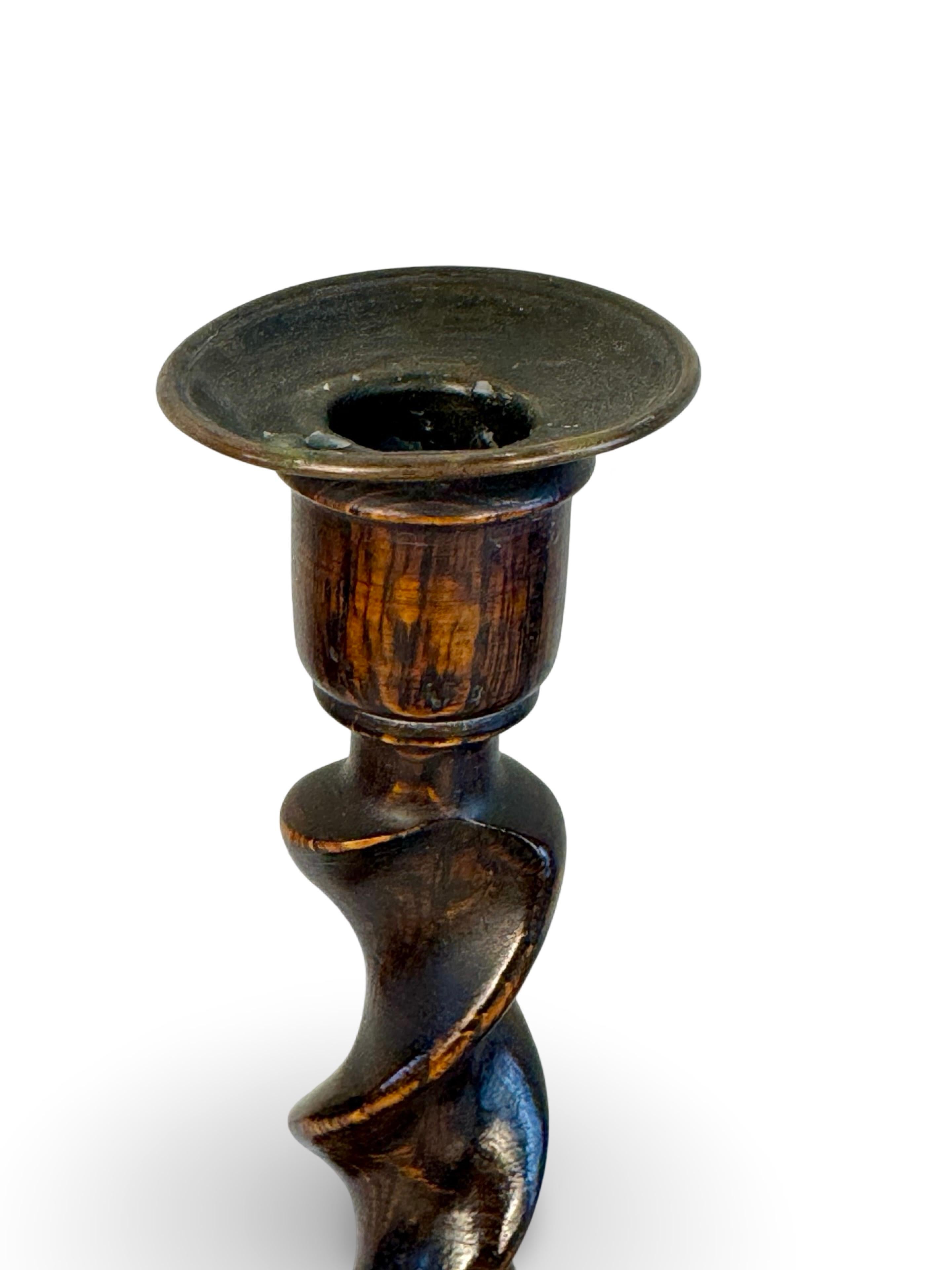 Coppia di candelieri inglesi Barley Twist in Oak In condizioni discrete in vendita a Philadelphia, PA