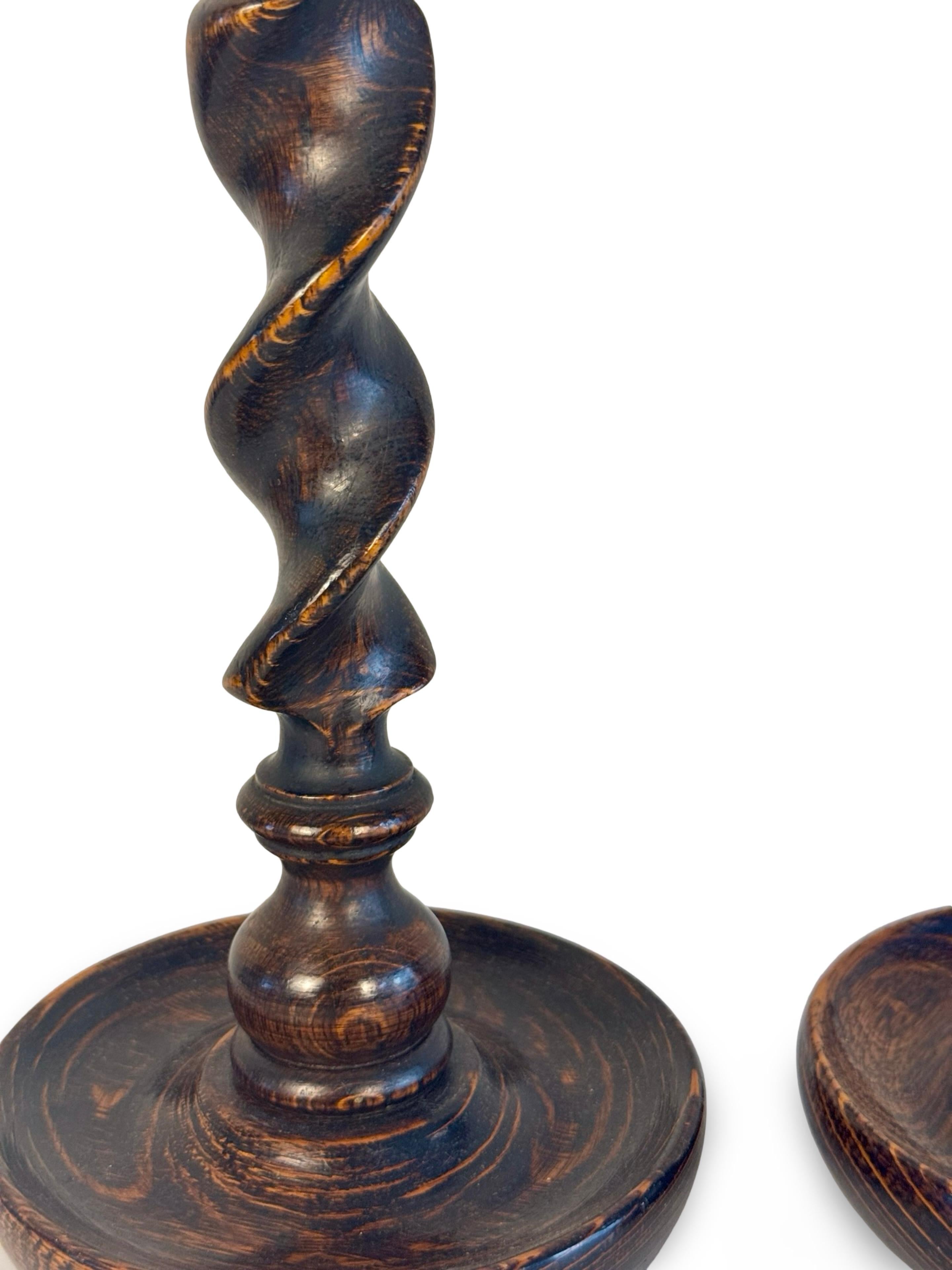 XX secolo Coppia di candelieri inglesi Barley Twist in Oak in vendita