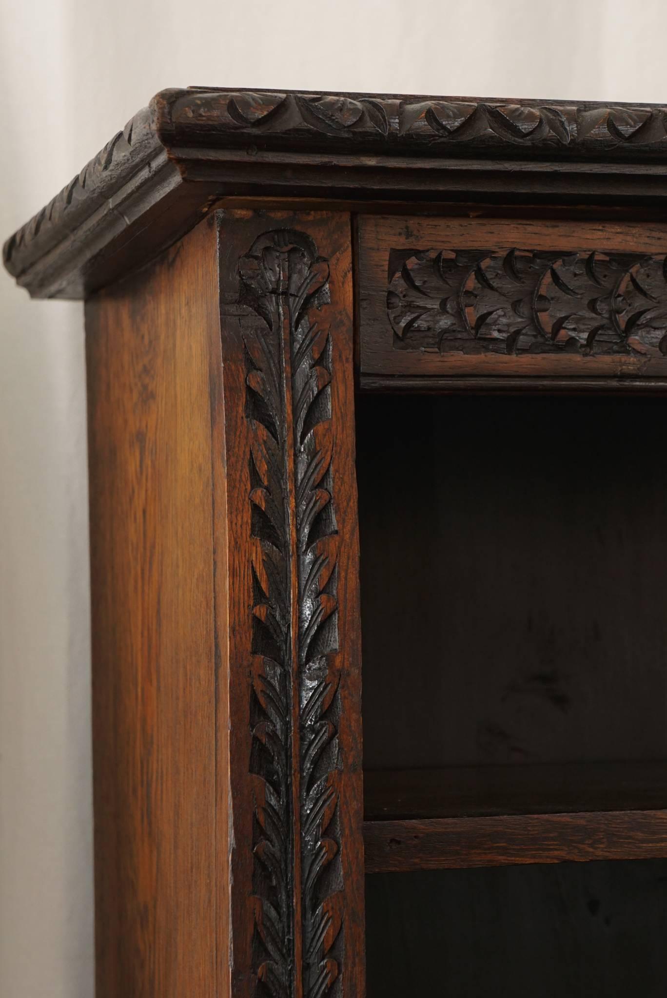 Late 19th Century Pair of English Oak Carved Bookcases For Sale