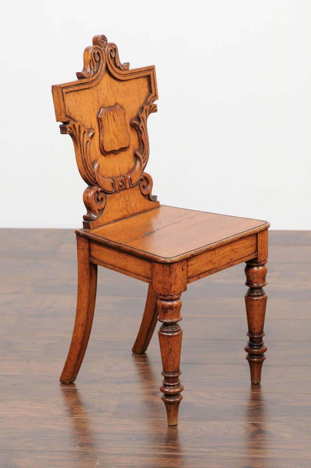 Pair of English Oak Hall Chairs with Carved Shield Backs and Cartouches, 1890s In Good Condition In Atlanta, GA