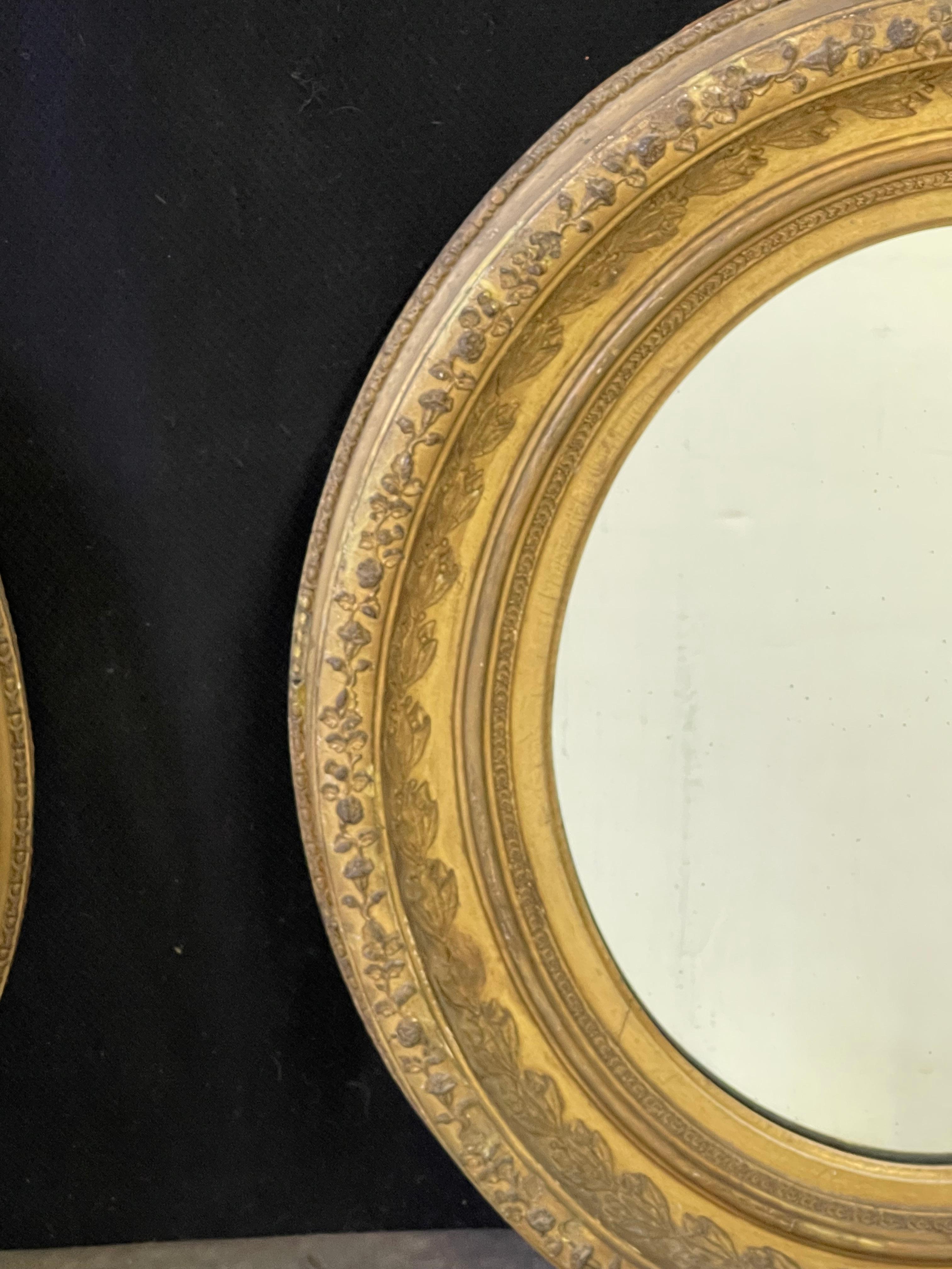 Pair of English Oval Gilt Mirrors In Good Condition In Atlanta, GA