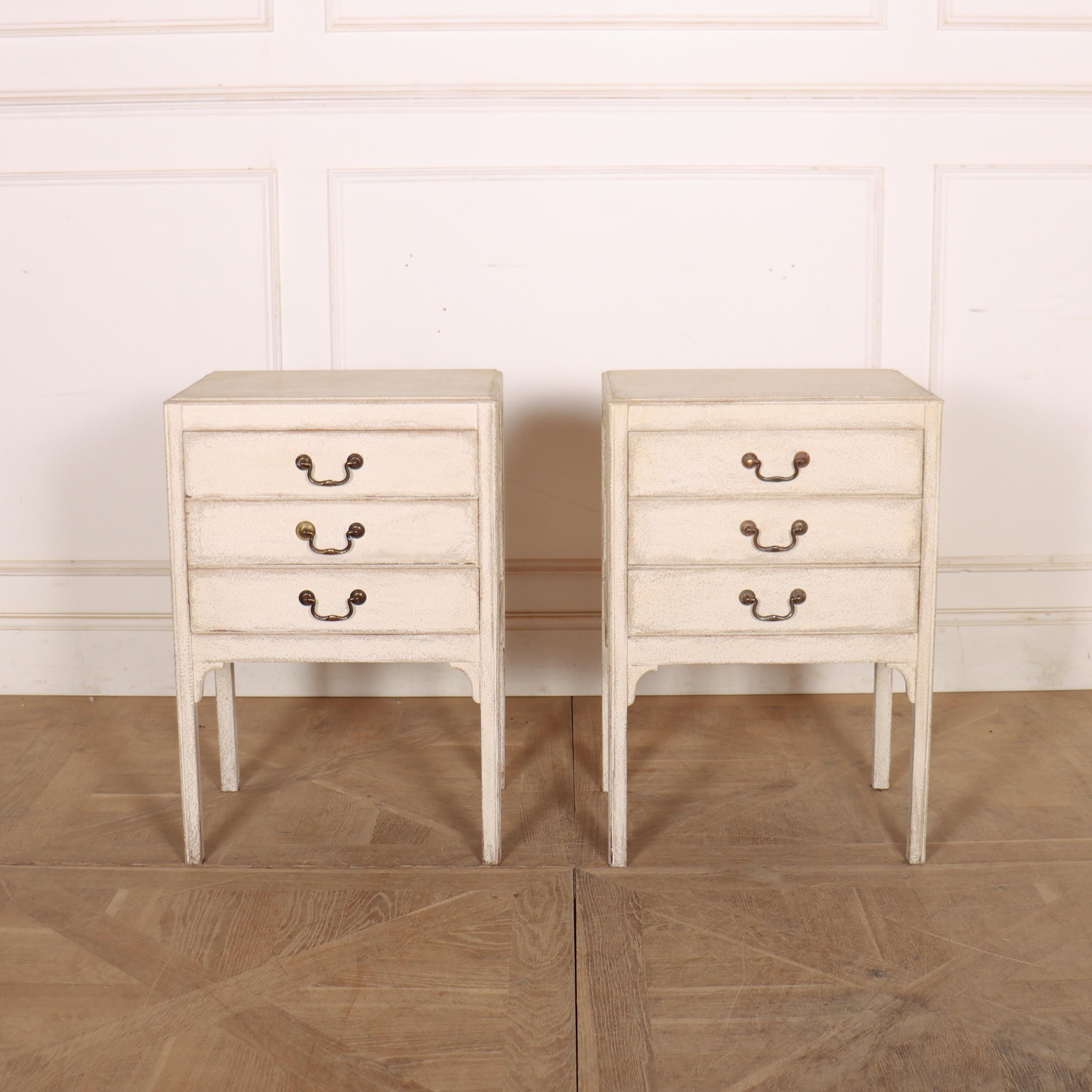 Jolie paire de chevets en pin peint de la fin du 19ème siècle. 1890.

Code : 9155

Dimensions :
L : 19,5