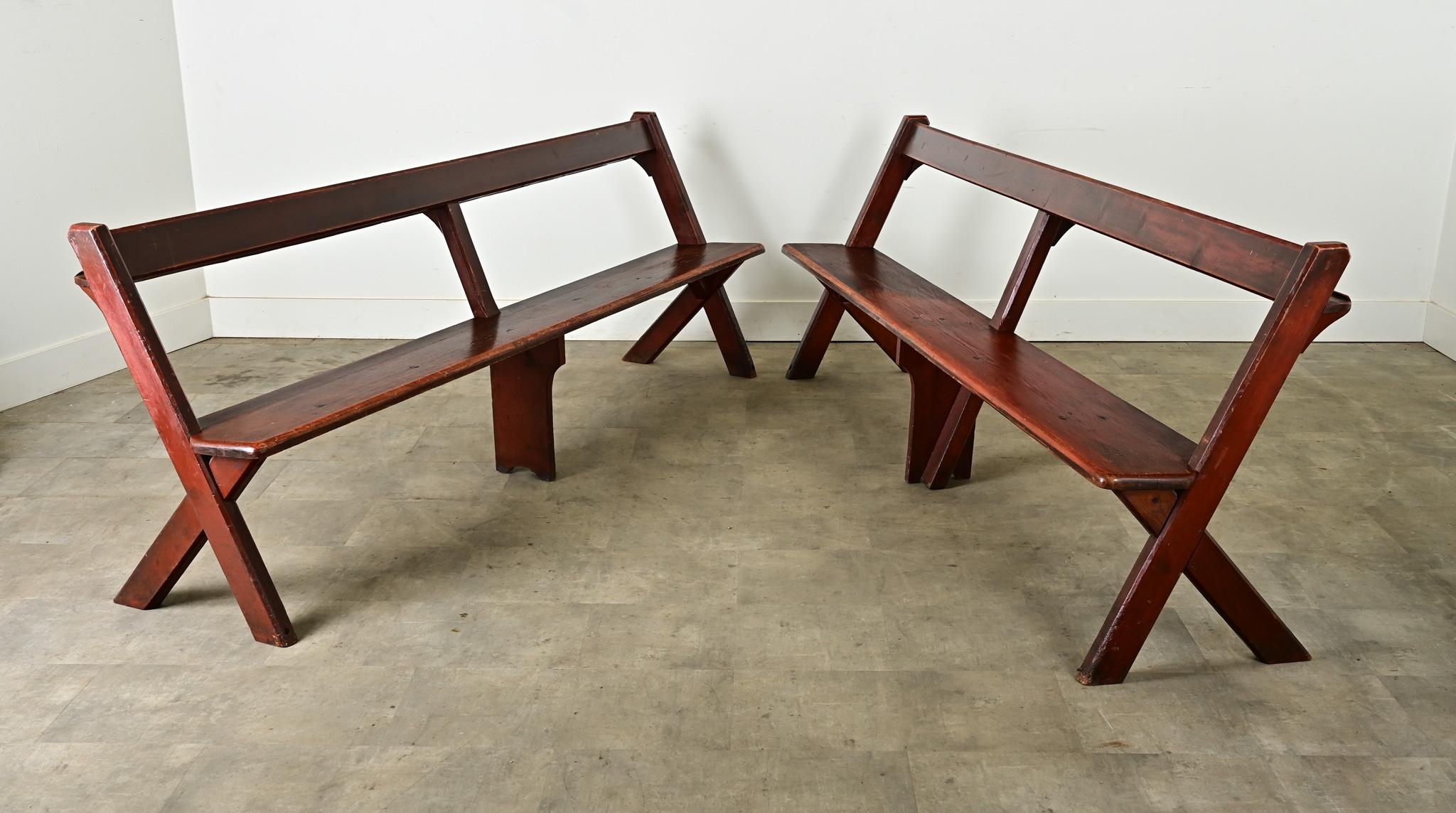 Paire de bancs robustes en pin anglais datant du début du XXe siècle. Les longues planches de bois, finies avec des bords chanfreinés, sont lisses avec une patine fine - comme prévu pour l'âge - révélant la couleur naturelle du grain sous la