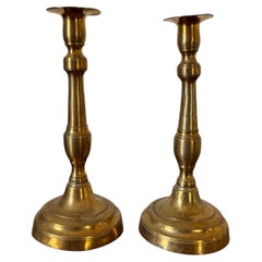 Coppia di candelieri inglesi in ottone lucido, XIX secolo