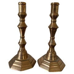 Coppia di candelieri inglesi in ottone lucido, XIX secolo