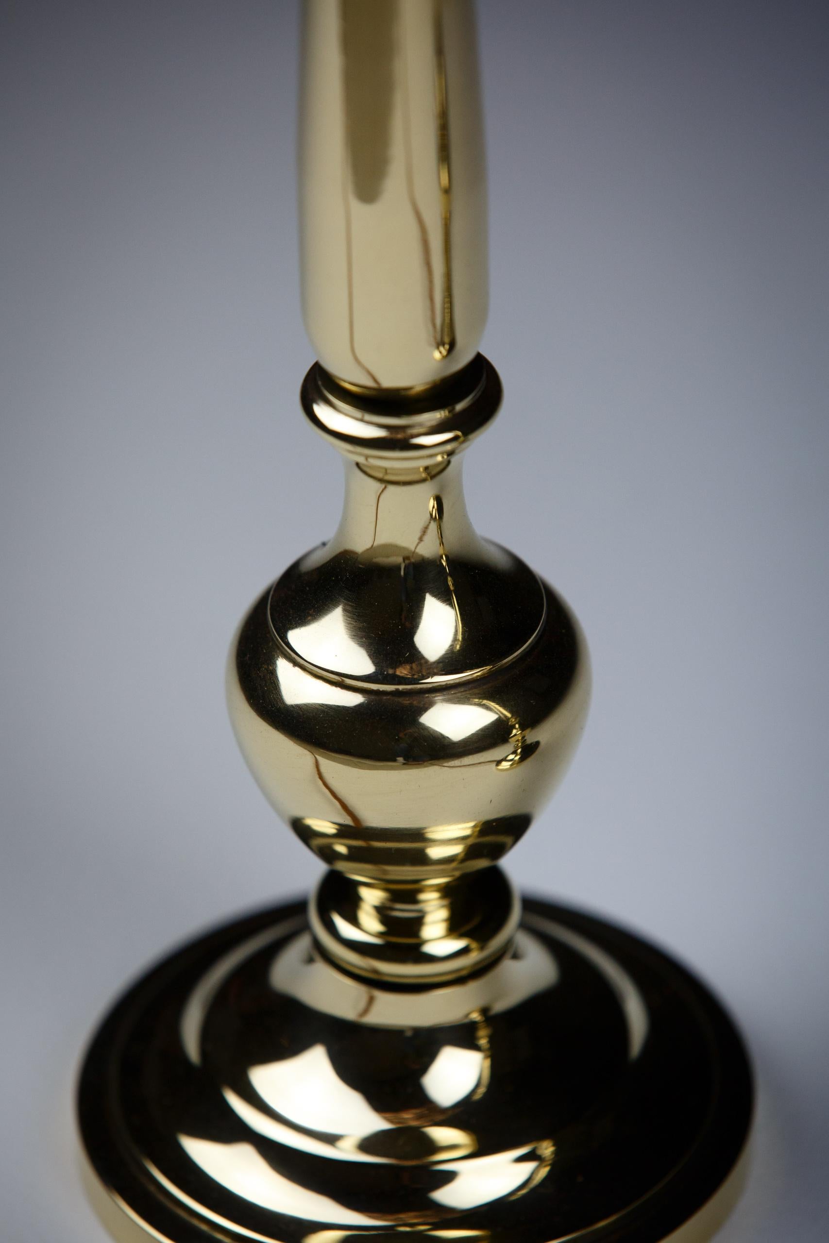 Paire de lampes de table anglaises en laiton poli en vente 4