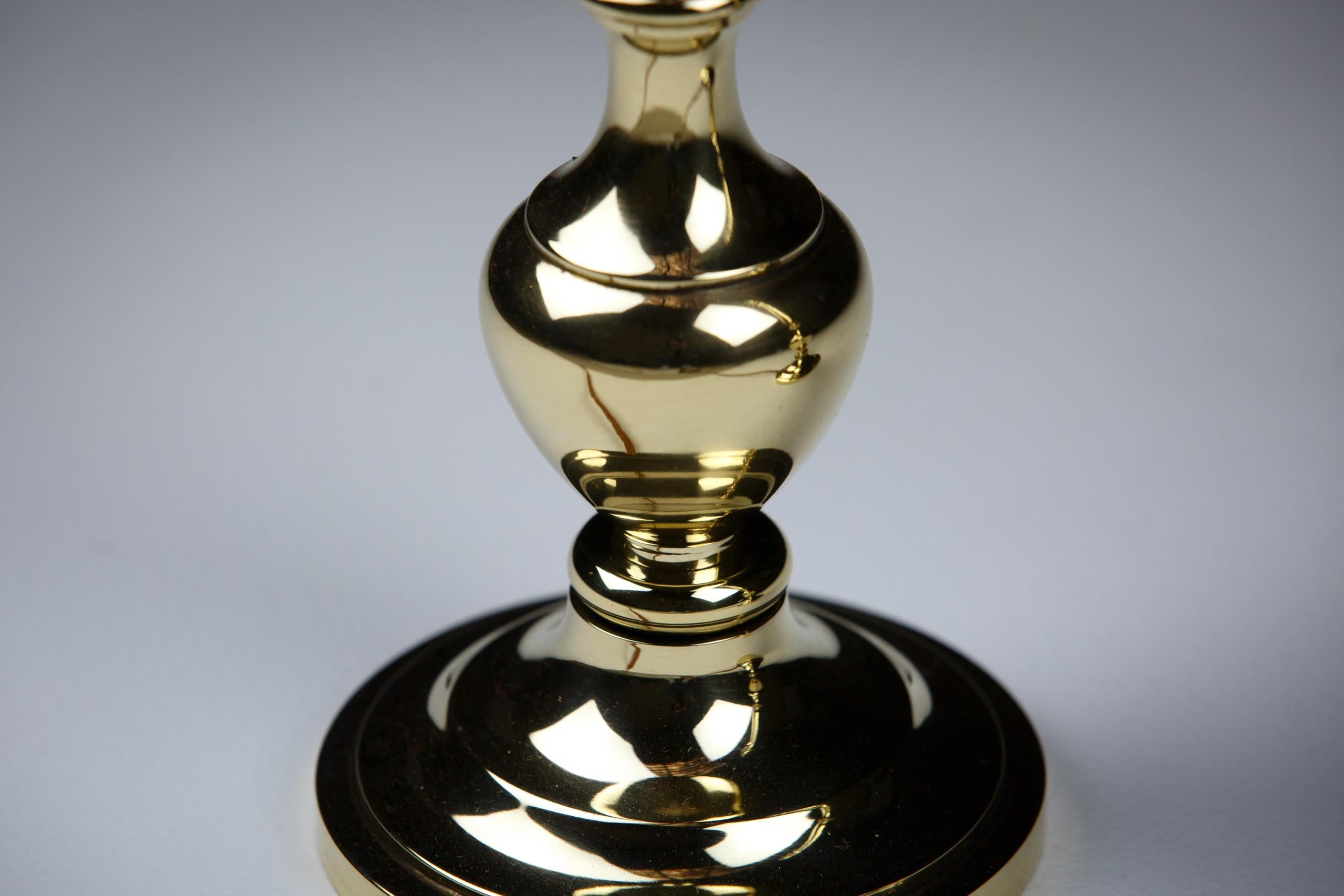 Paire de lampes de table anglaises en laiton poli en vente 5