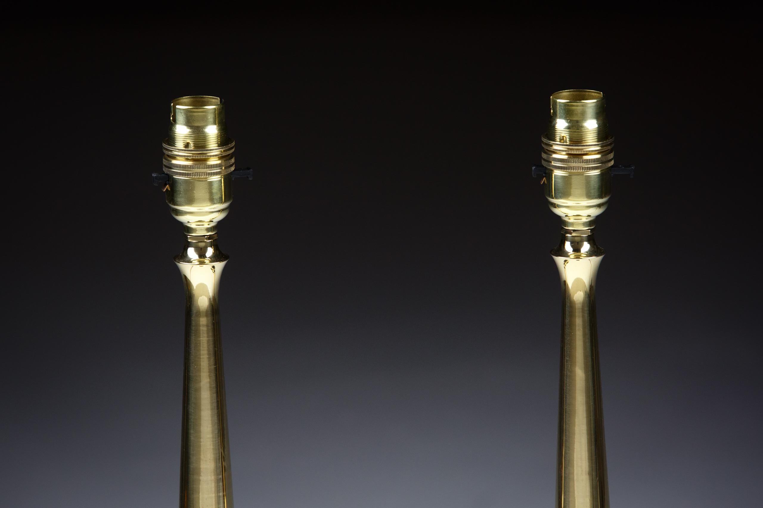 Anglais Paire de lampes de table anglaises en laiton poli en vente