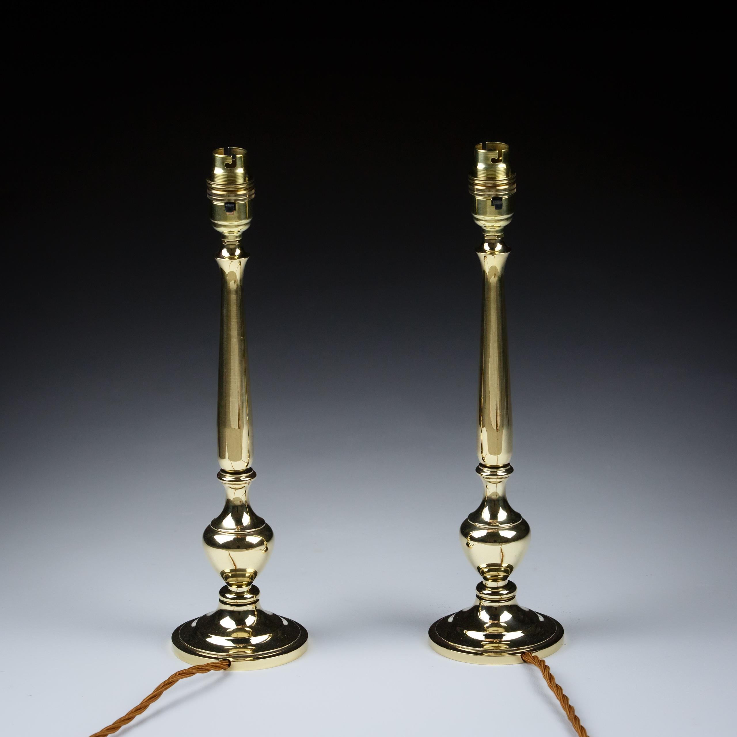 20ième siècle Paire de lampes de table anglaises en laiton poli en vente