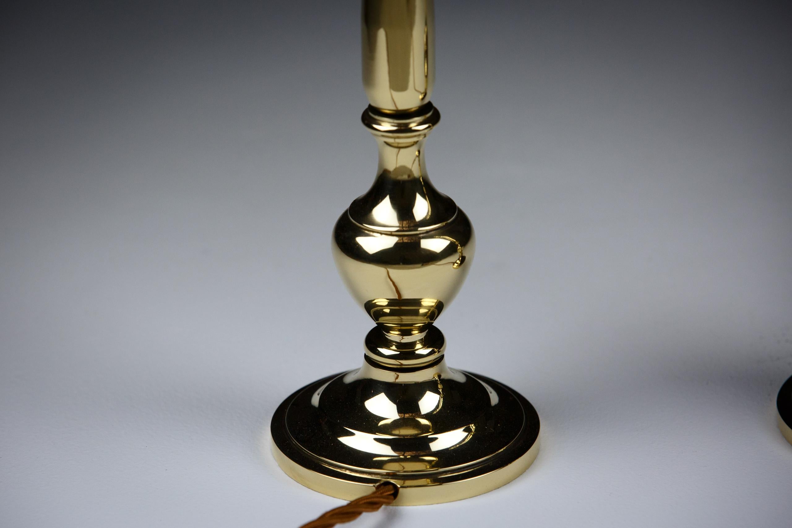 Laiton Paire de lampes de table anglaises en laiton poli en vente