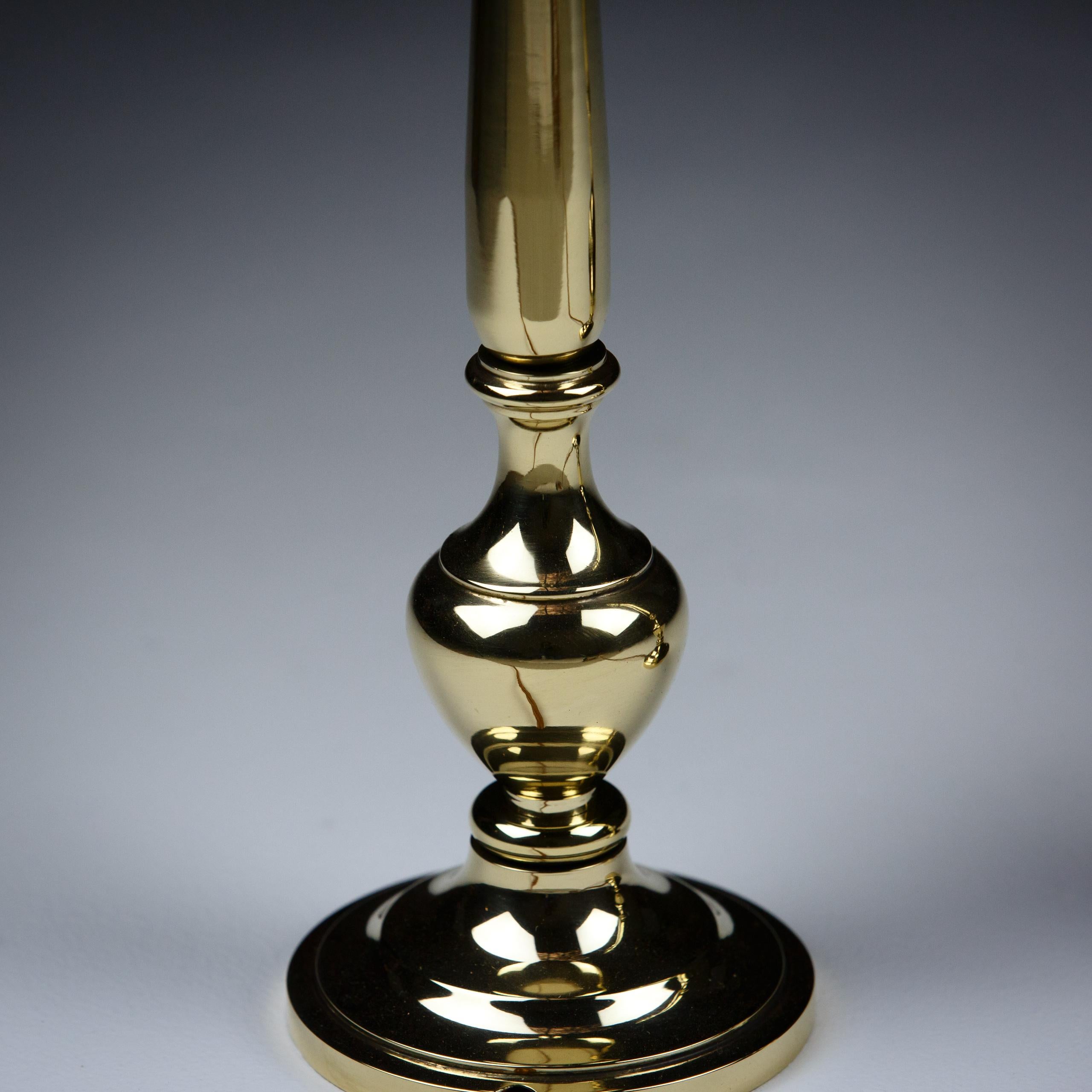 Paire de lampes de table anglaises en laiton poli en vente 1