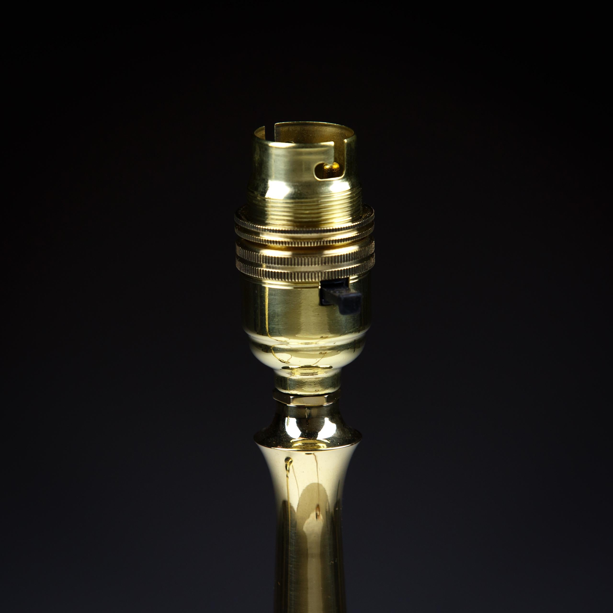 Paire de lampes de table anglaises en laiton poli en vente 3