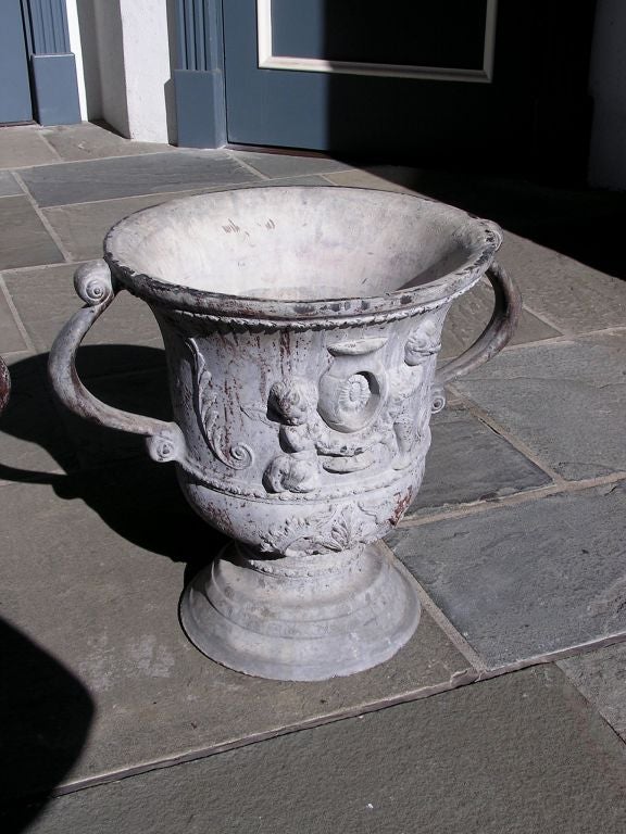 Début du XIXe siècle Paire d'urnes de jardin anglaises en plomb chromé avec poignées évasées, vers 1820 en vente