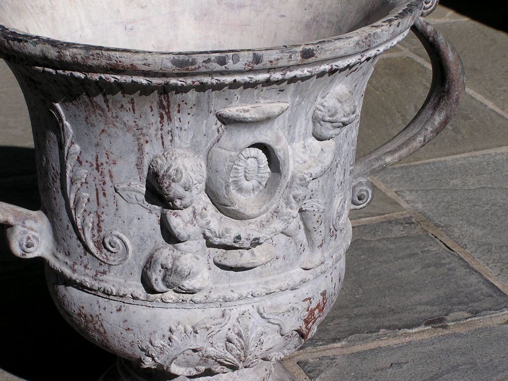 Plomb Paire d'urnes de jardin anglaises en plomb chromé avec poignées évasées, vers 1820 en vente