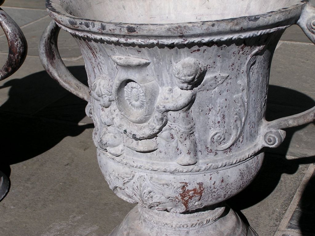 Paire d'urnes de jardin anglaises en plomb chromé avec poignées évasées, vers 1820 en vente 1